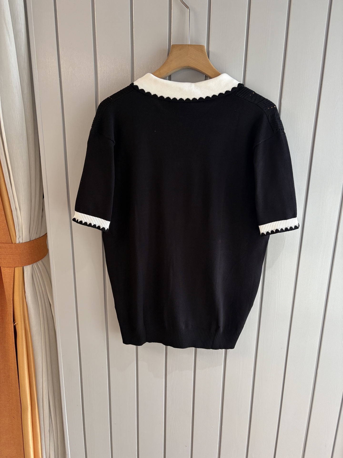 耗时王”菱形提花设计甄选超细优质纱线翻领短袖男士典藏款「耗时王」圆领奢雅工艺，触肤即高阶。• 匠心底蕴：