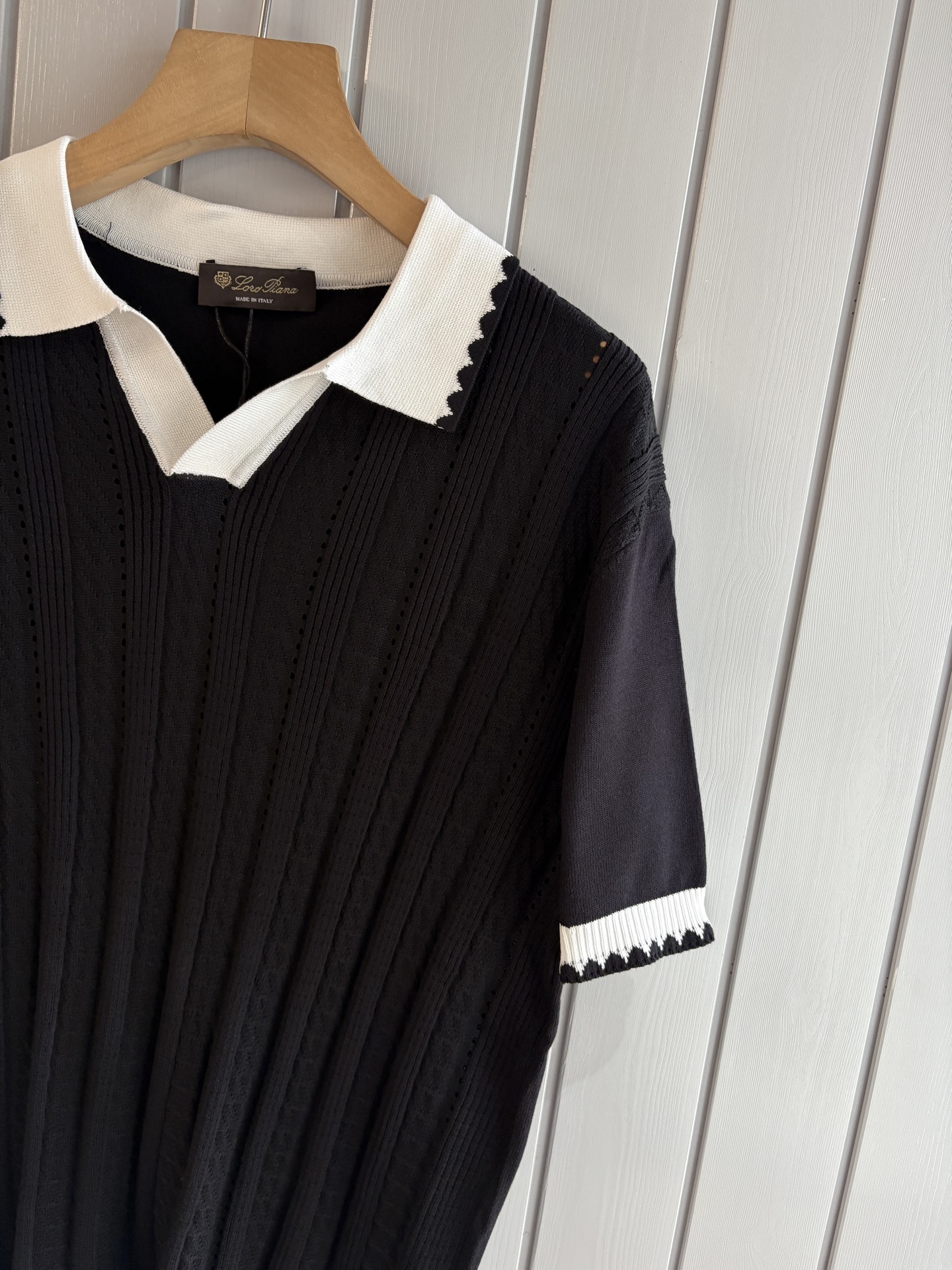 耗时王”菱形提花设计甄选超细优质纱线翻领短袖男士典藏款「耗时王」圆领奢雅工艺，触肤即高阶。• 匠心底蕴：