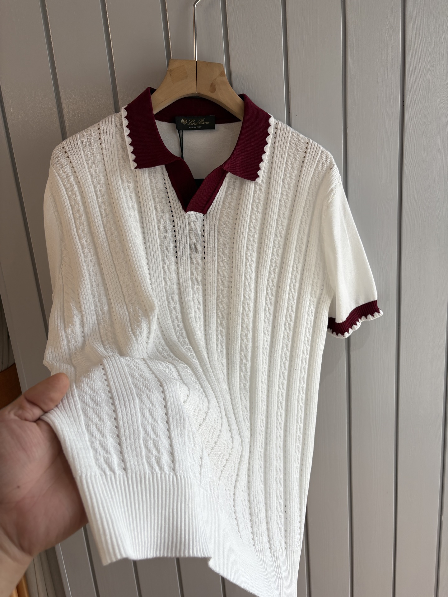 耗时王”菱形提花设计甄选超细优质纱线翻领短袖男士典藏款「耗时王」圆领奢雅工艺，触肤即高阶。• 匠心底蕴：