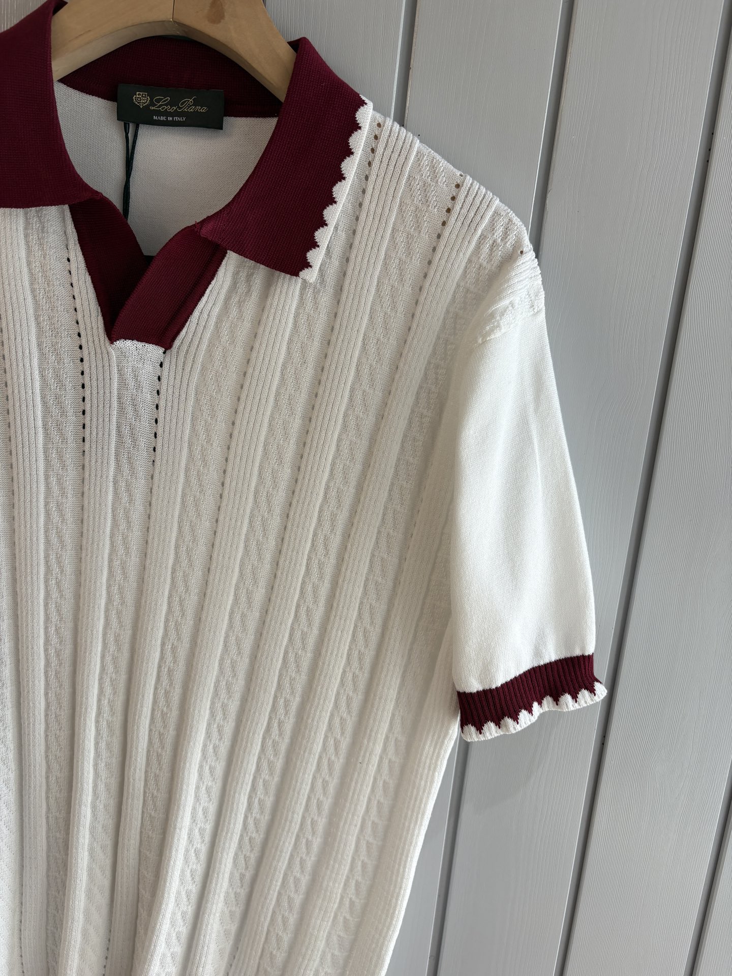 耗时王”菱形提花设计甄选超细优质纱线翻领短袖男士典藏款「耗时王」圆领奢雅工艺，触肤即高阶。• 匠心底蕴：