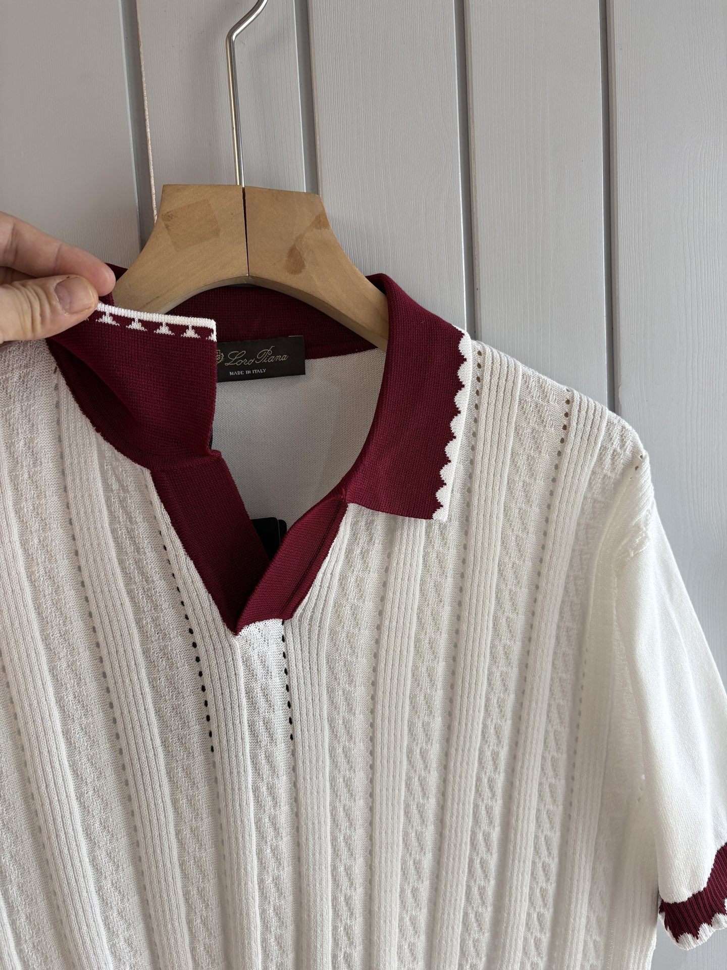 耗时王”菱形提花设计甄选超细优质纱线翻领短袖男士典藏款「耗时王」圆领奢雅工艺，触肤即高阶。• 匠心底蕴：