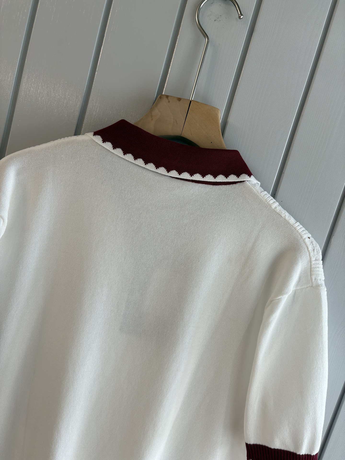 耗时王”菱形提花设计甄选超细优质纱线翻领短袖男士典藏款「耗时王」圆领奢雅工艺，触肤即高阶。• 匠心底蕴：