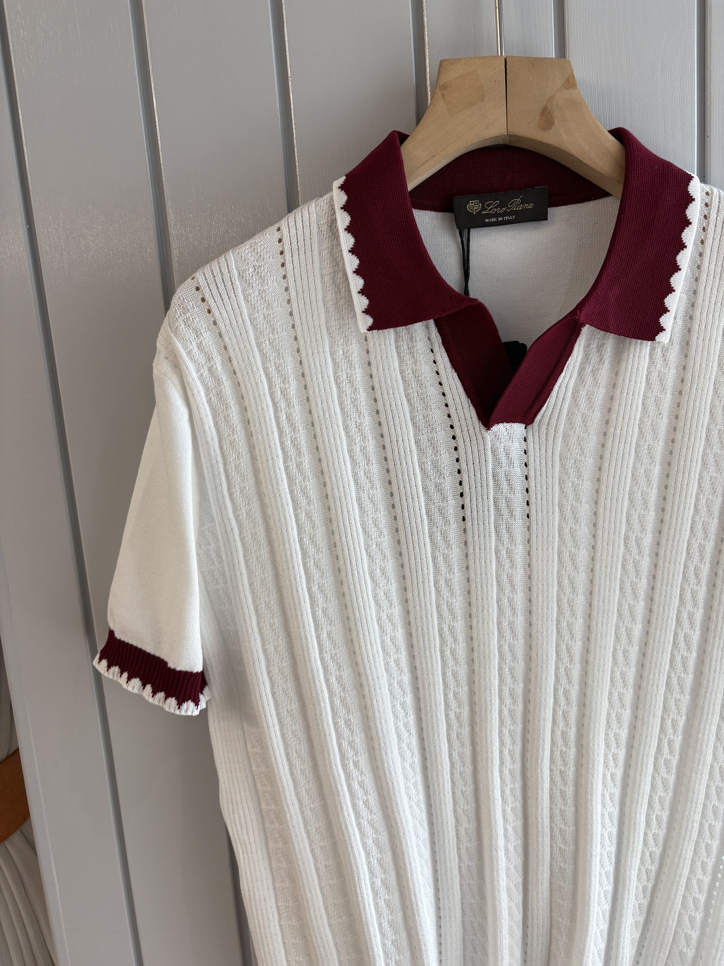 耗时王”菱形提花设计甄选超细优质纱线翻领短袖男士典藏款「耗时王」圆领奢雅工艺，触肤即高阶。• 匠心底蕴：