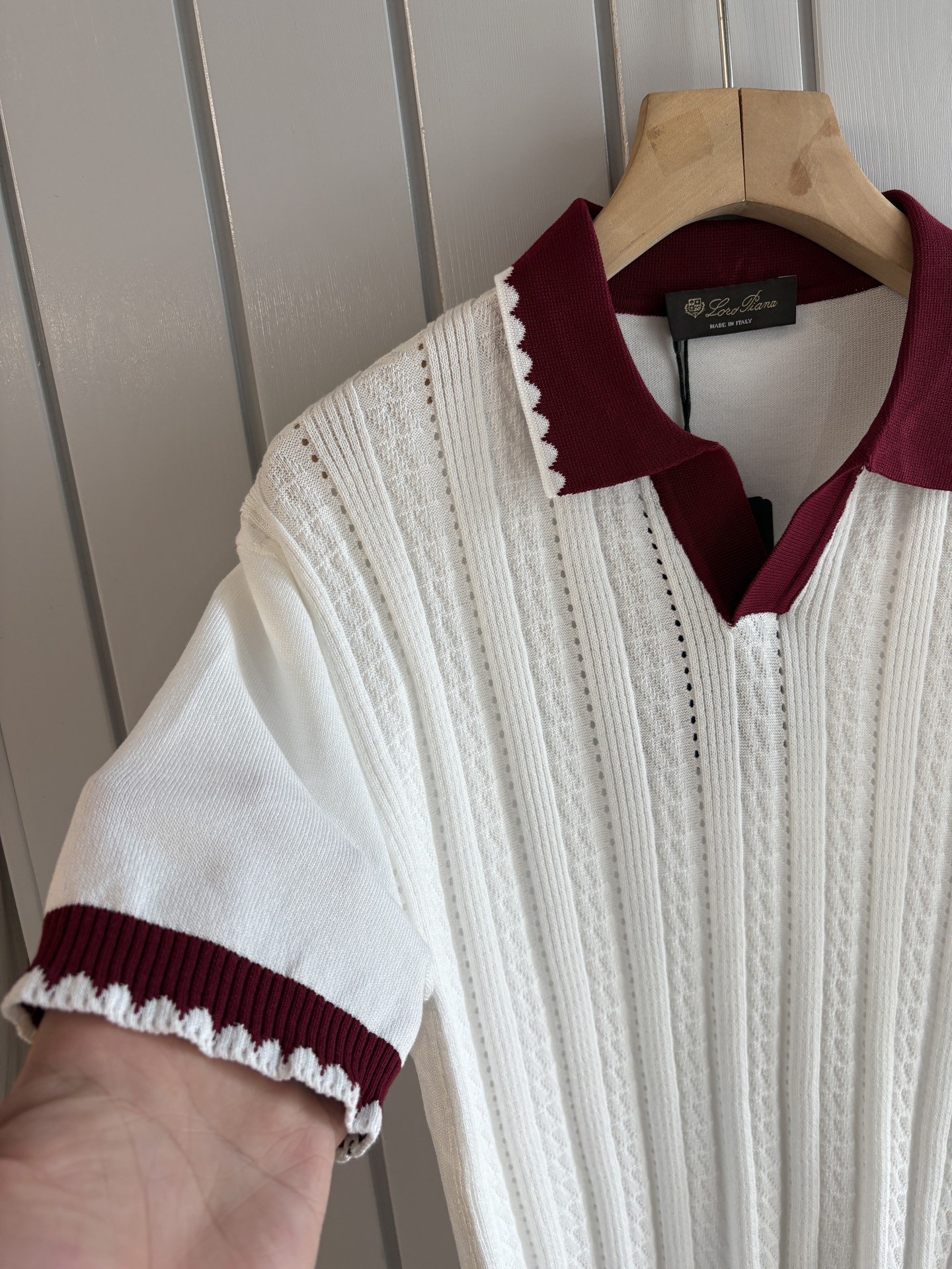 耗时王”菱形提花设计甄选超细优质纱线翻领短袖男士典藏款「耗时王」圆领奢雅工艺，触肤即高阶。• 匠心底蕴：