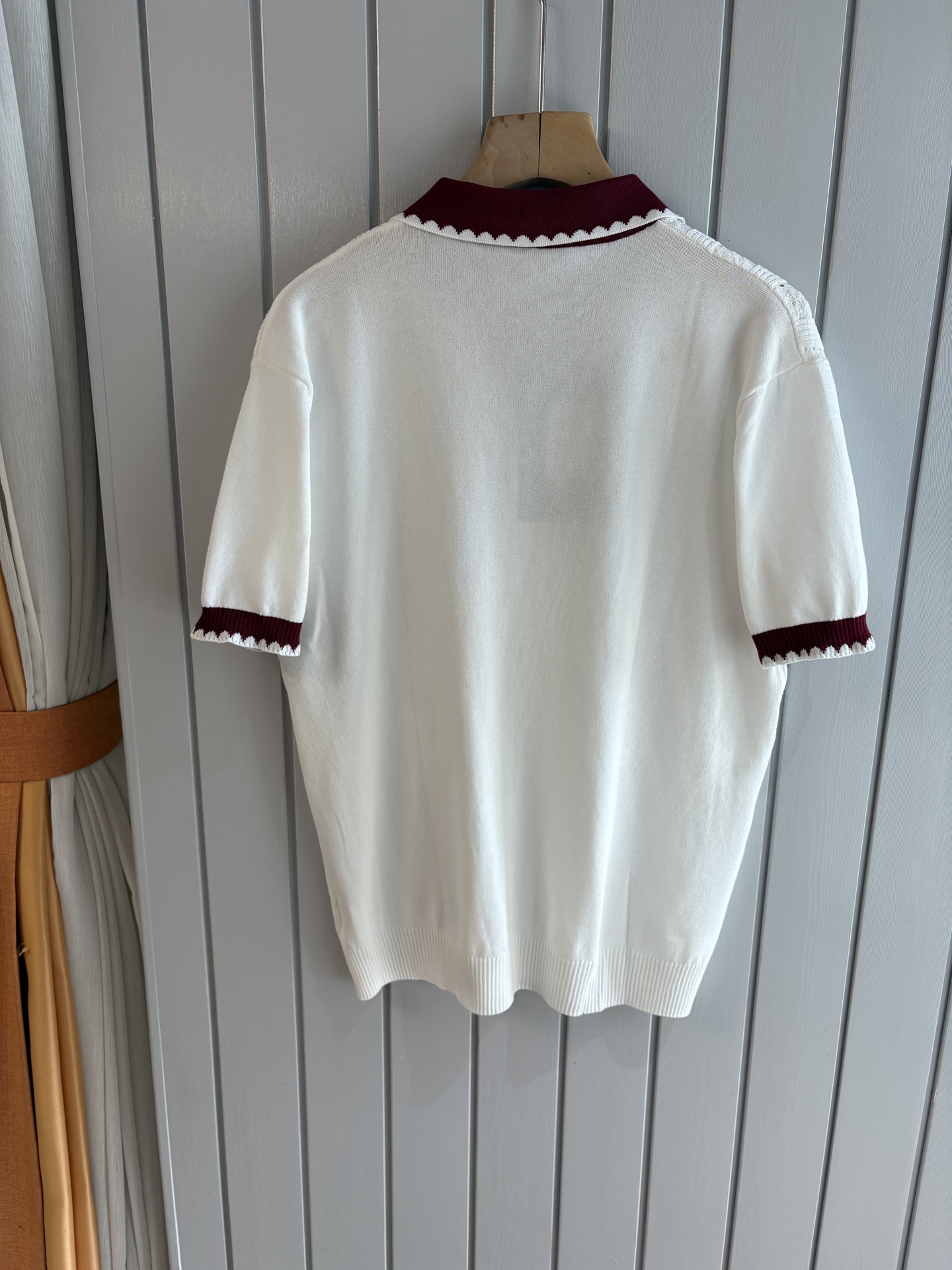 耗时王”菱形提花设计甄选超细优质纱线翻领短袖男士典藏款「耗时王」圆领奢雅工艺，触肤即高阶。• 匠心底蕴：