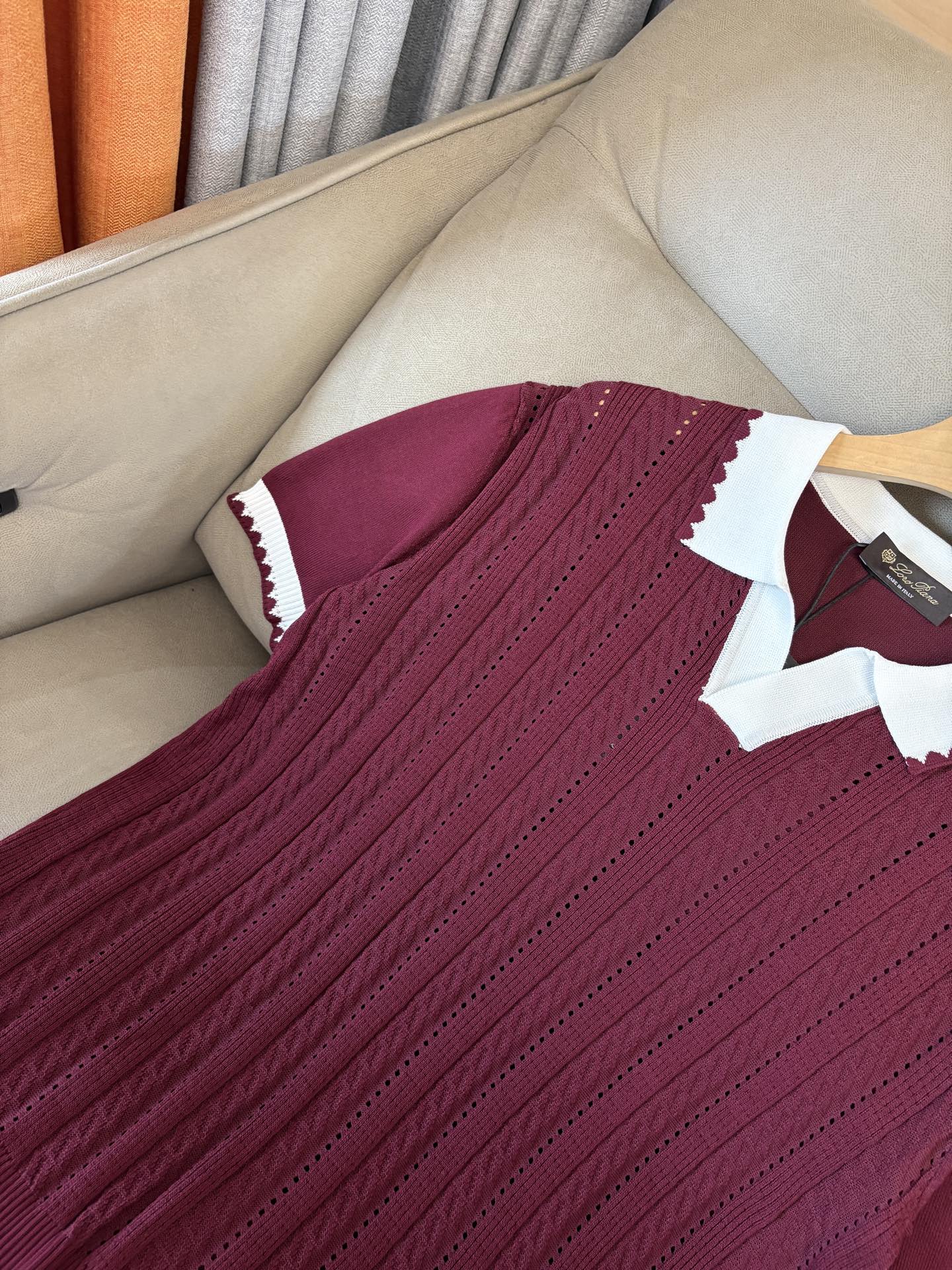 耗时王”菱形提花设计甄选超细优质纱线翻领短袖男士典藏款「耗时王」圆领奢雅工艺，触肤即高阶。• 匠心底蕴：