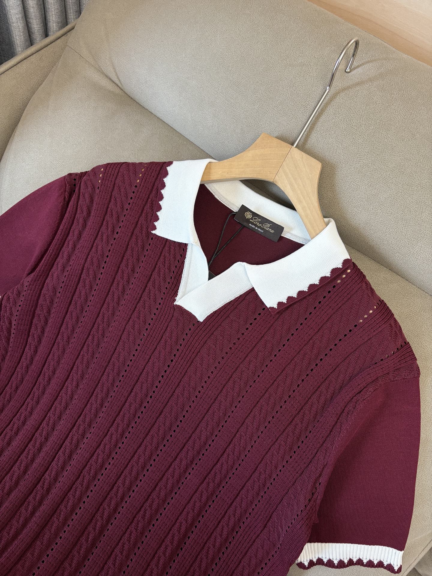 耗时王”菱形提花设计甄选超细优质纱线翻领短袖男士典藏款「耗时王」圆领奢雅工艺，触肤即高阶。• 匠心底蕴：