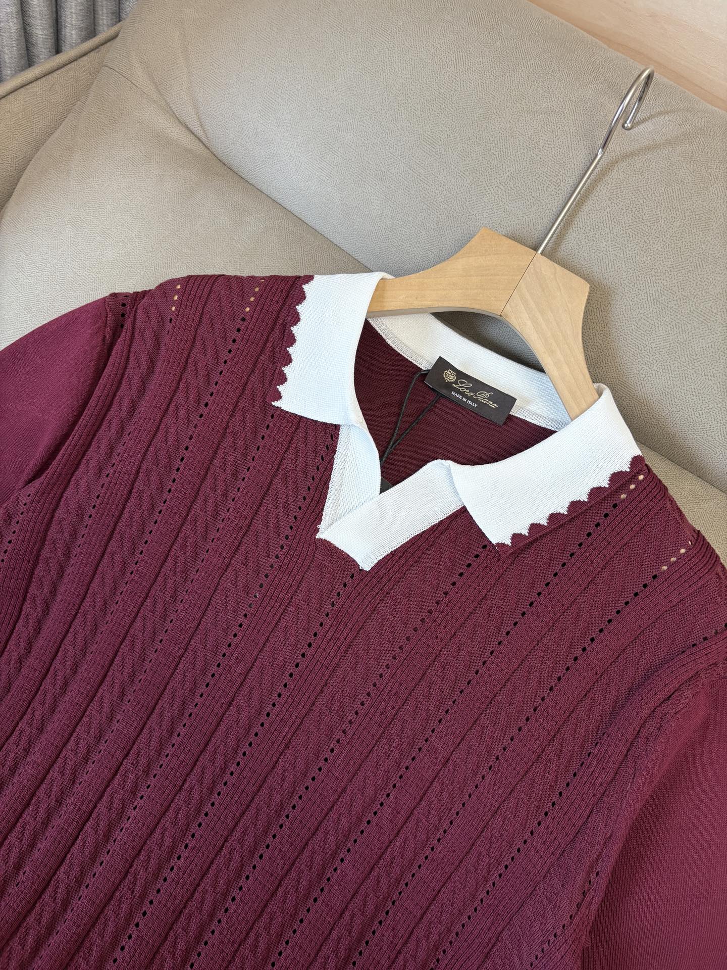 耗时王”菱形提花设计甄选超细优质纱线翻领短袖男士典藏款「耗时王」圆领奢雅工艺，触肤即高阶。• 匠心底蕴：