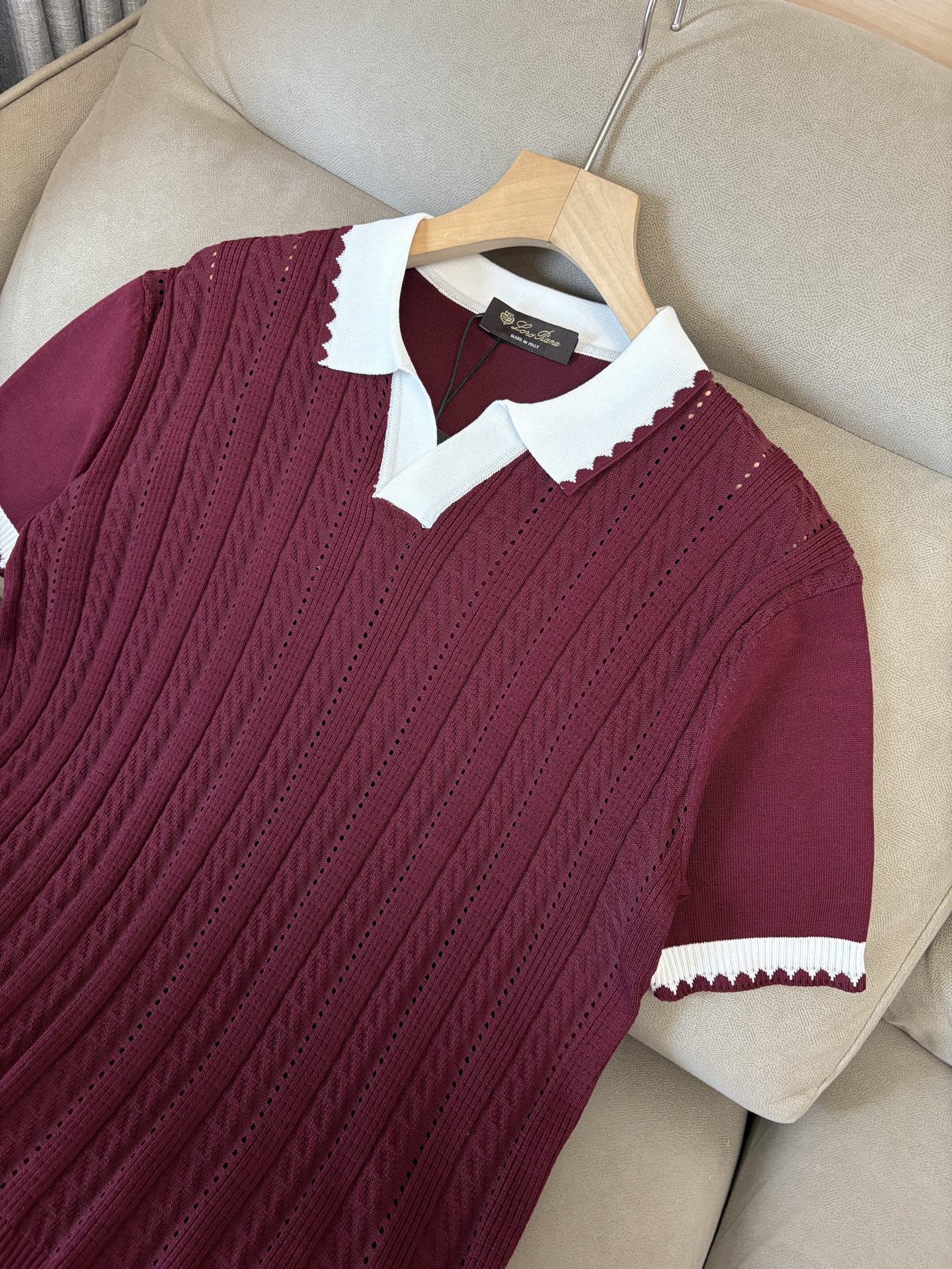 耗时王”菱形提花设计甄选超细优质纱线翻领短袖男士典藏款「耗时王」圆领奢雅工艺，触肤即高阶。• 匠心底蕴：