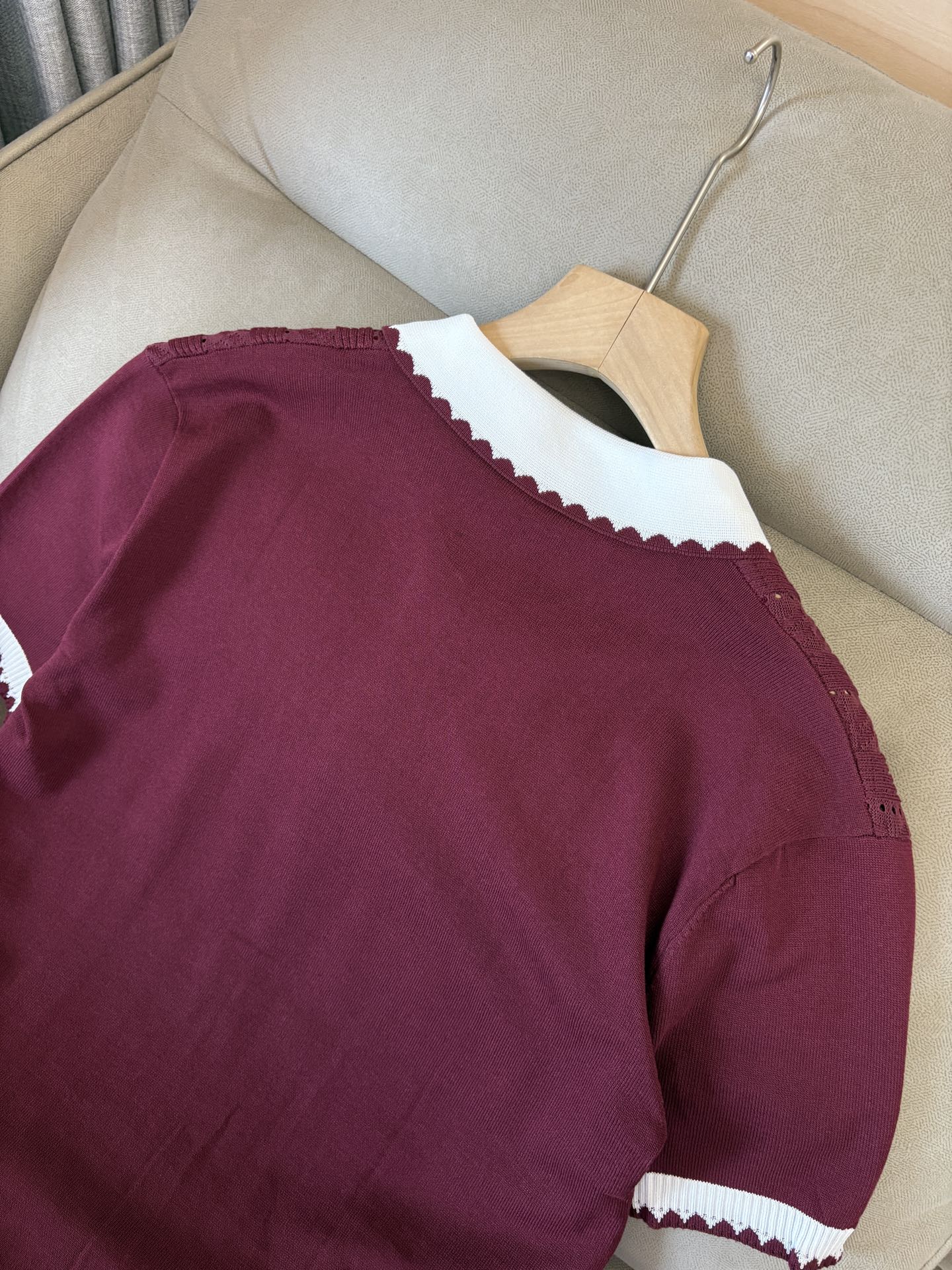 耗时王”菱形提花设计甄选超细优质纱线翻领短袖男士典藏款「耗时王」圆领奢雅工艺，触肤即高阶。• 匠心底蕴：