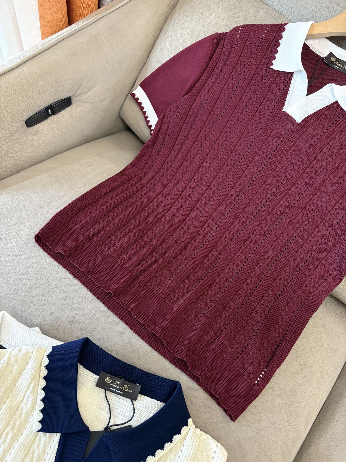 耗时王”菱形提花设计甄选超细优质纱线翻领短袖男士典藏款「耗时王」圆领奢雅工艺，触肤即高阶。• 匠心底蕴：