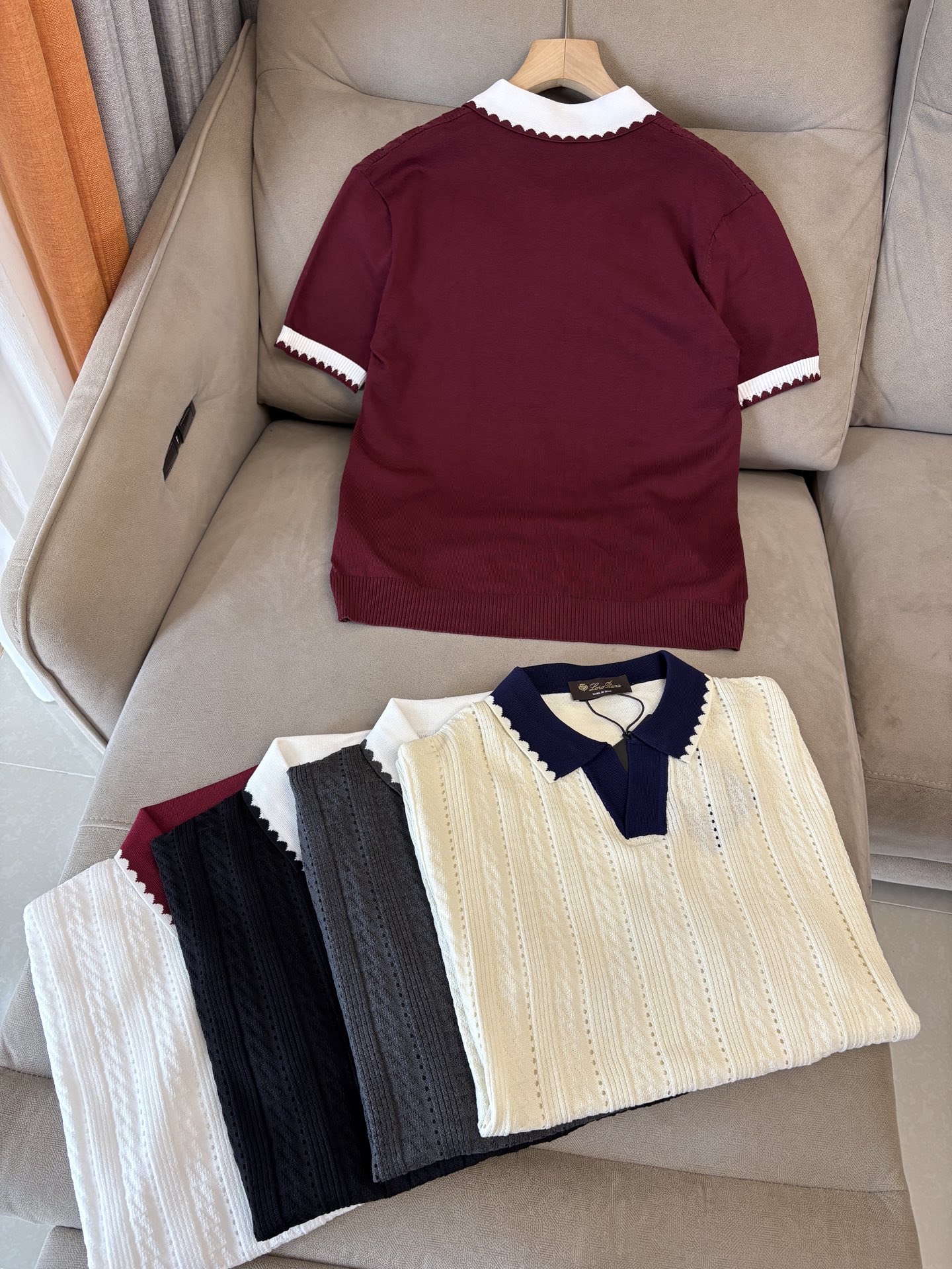 耗时王”菱形提花设计甄选超细优质纱线翻领短袖男士典藏款「耗时王」圆领奢雅工艺，触肤即高阶。• 匠心底蕴：