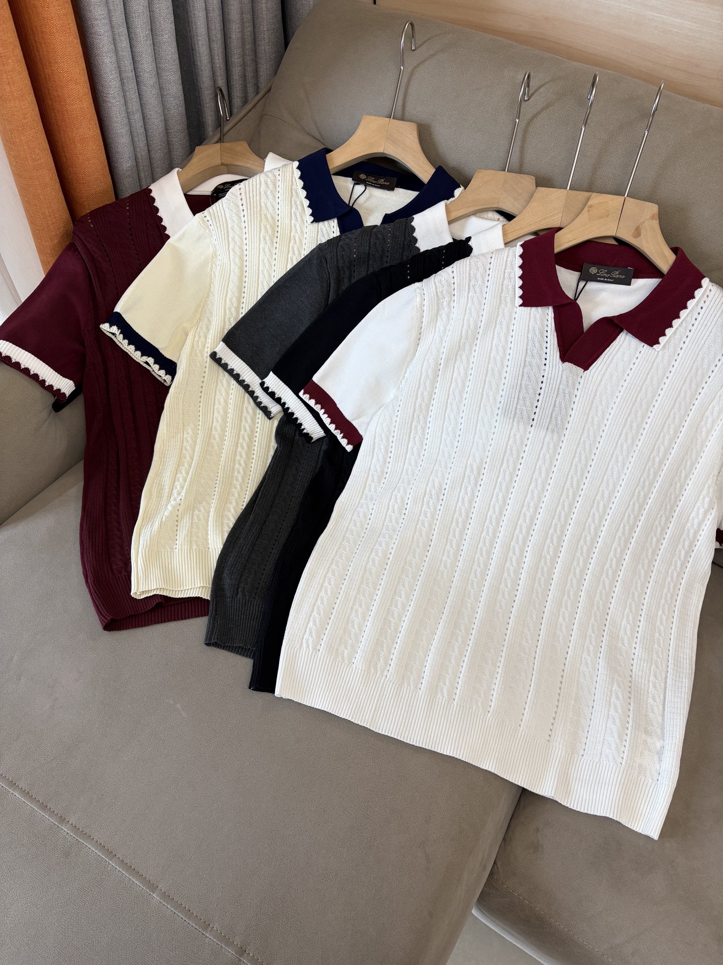 耗时王”菱形提花设计甄选超细优质纱线翻领短袖男士典藏款「耗时王」圆领奢雅工艺，触肤即高阶。• 匠心底蕴：