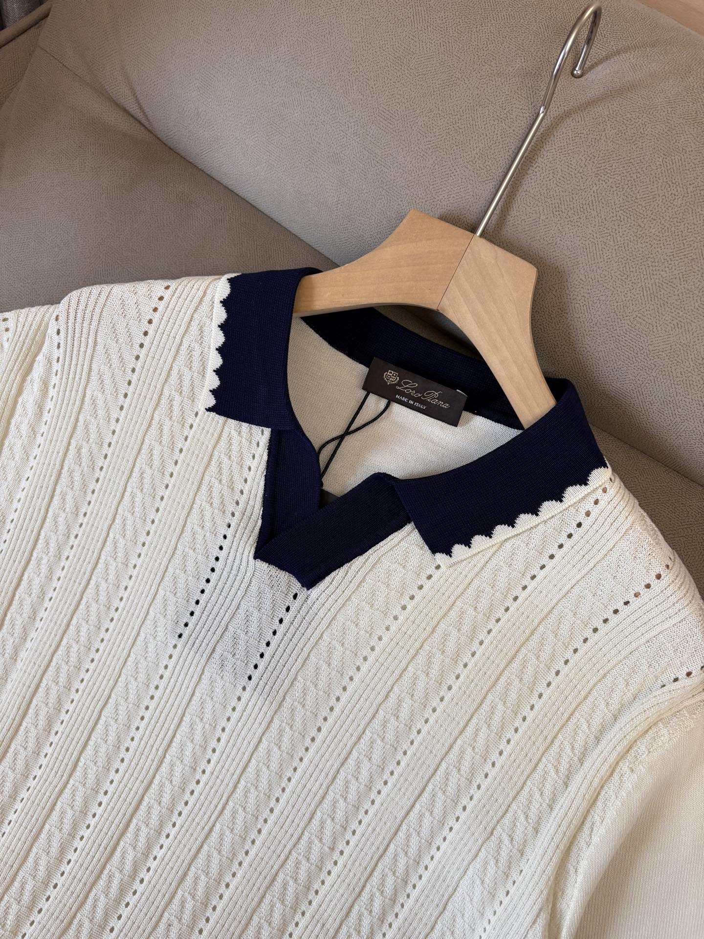 耗时王”菱形提花设计甄选超细优质纱线翻领短袖男士典藏款「耗时王」圆领奢雅工艺，触肤即高阶。• 匠心底蕴：