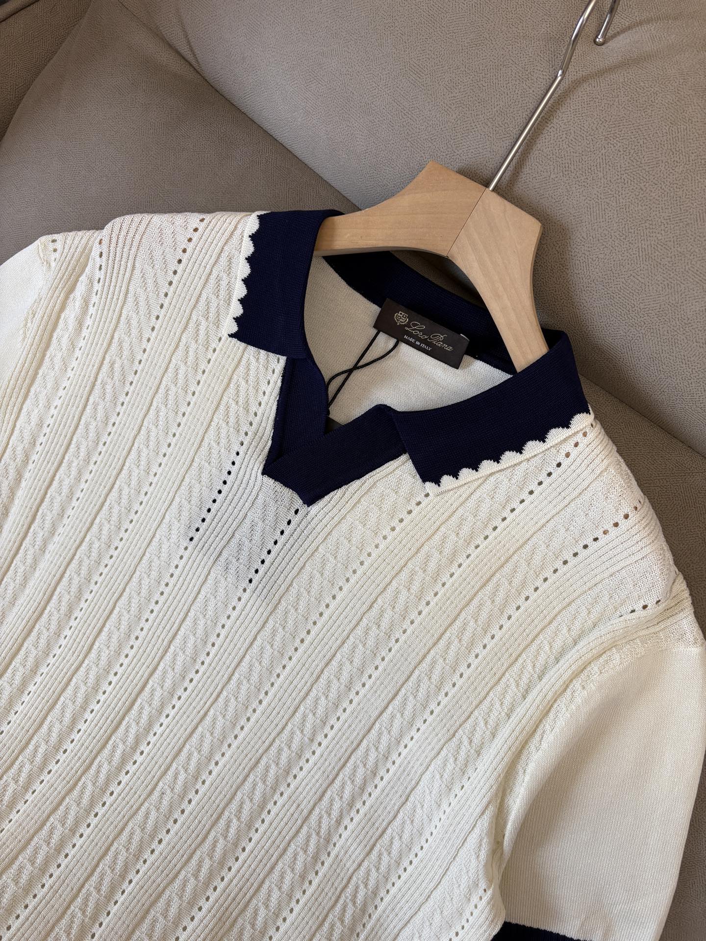 耗时王”菱形提花设计甄选超细优质纱线翻领短袖男士典藏款「耗时王」圆领奢雅工艺，触肤即高阶。• 匠心底蕴：