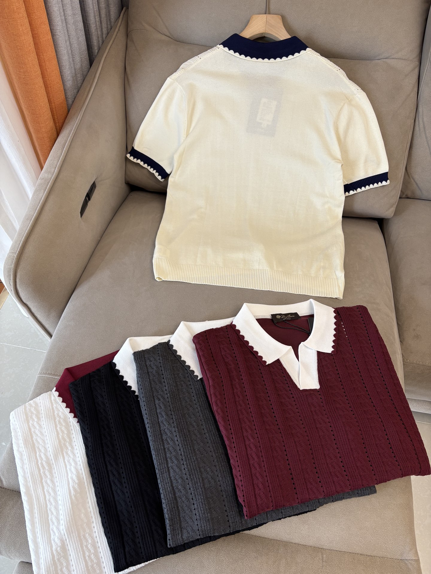 耗时王”菱形提花设计甄选超细优质纱线翻领短袖男士典藏款「耗时王」圆领奢雅工艺，触肤即高阶。• 匠心底蕴：