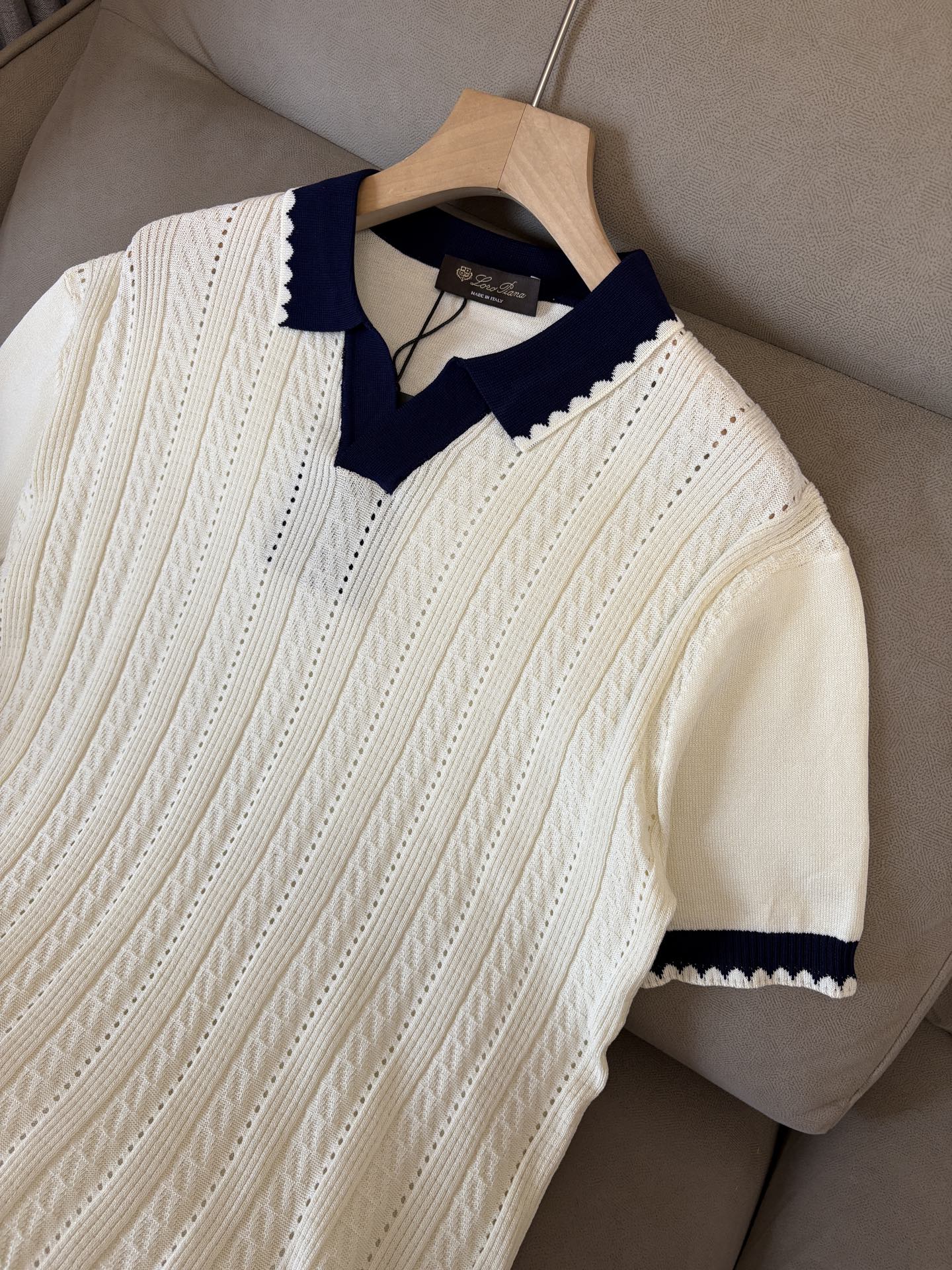 耗时王”菱形提花设计甄选超细优质纱线翻领短袖男士典藏款「耗时王」圆领奢雅工艺，触肤即高阶。• 匠心底蕴：