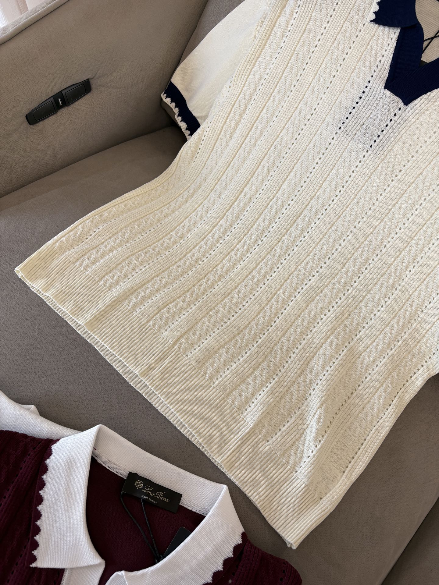 耗时王”菱形提花设计甄选超细优质纱线翻领短袖男士典藏款「耗时王」圆领奢雅工艺，触肤即高阶。• 匠心底蕴：