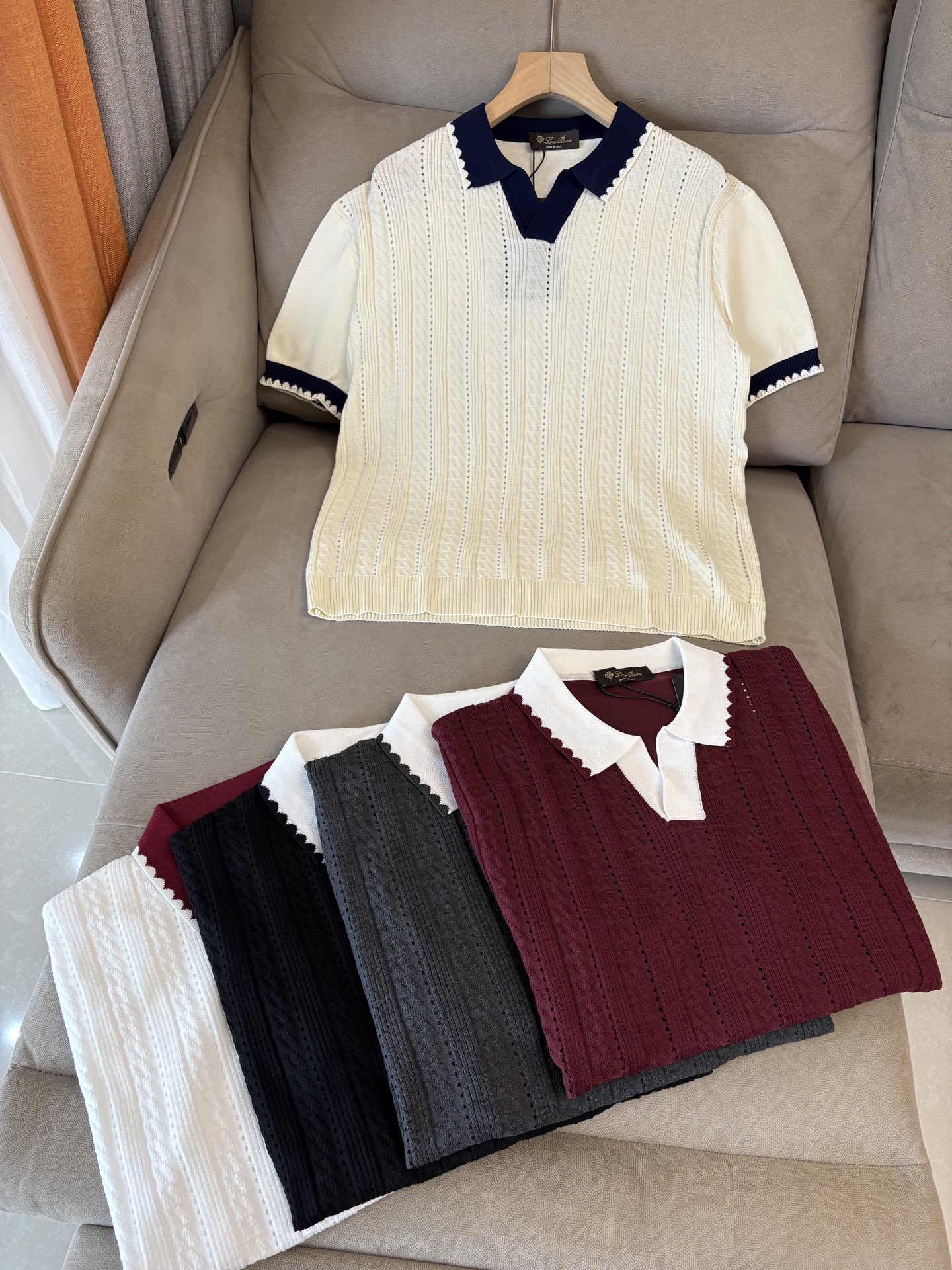 耗时王”菱形提花设计甄选超细优质纱线翻领短袖男士典藏款「耗时王」圆领奢雅工艺，触肤即高阶。• 匠心底蕴：