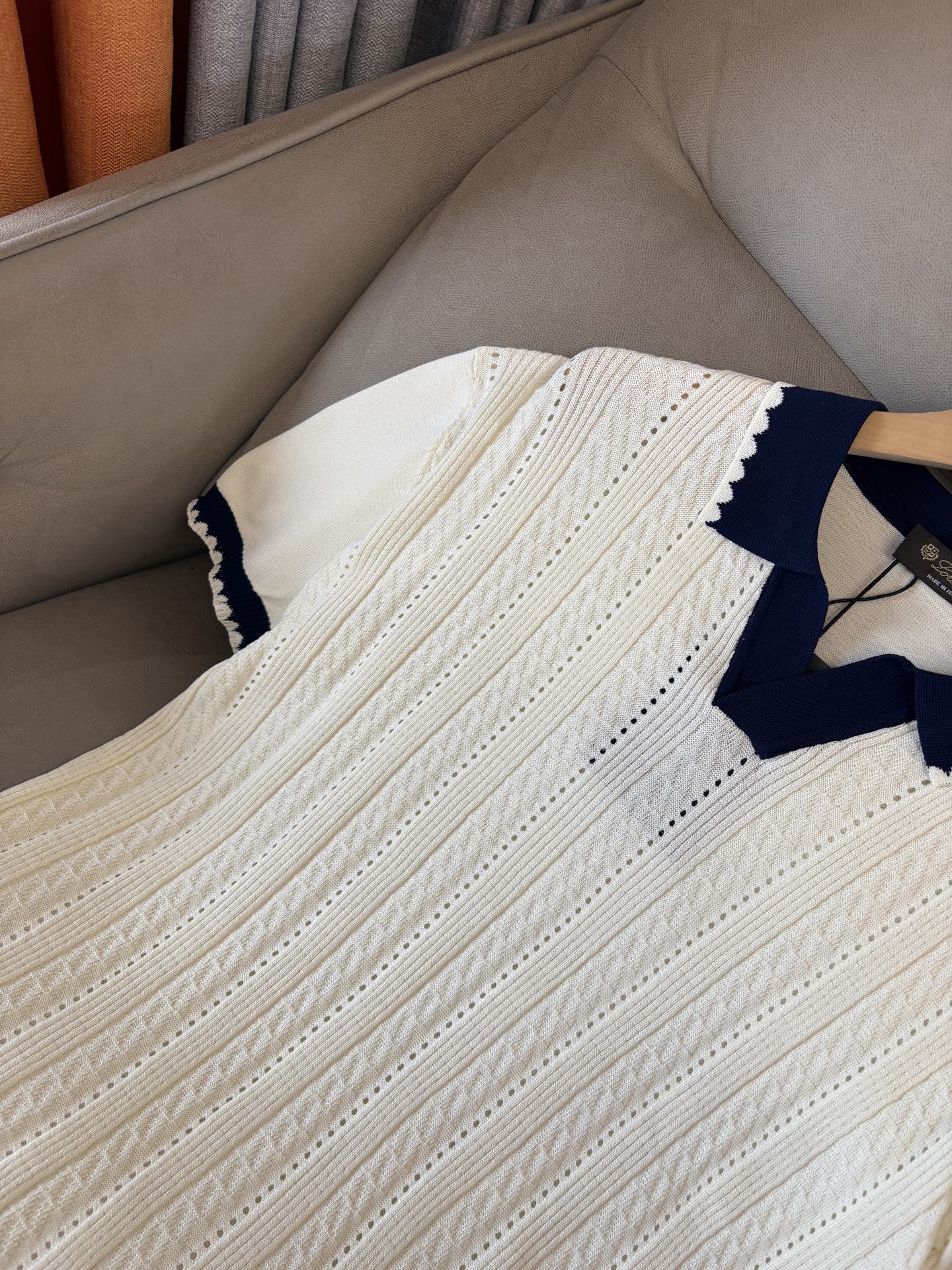 耗时王”菱形提花设计甄选超细优质纱线翻领短袖男士典藏款「耗时王」圆领奢雅工艺，触肤即高阶。• 匠心底蕴：