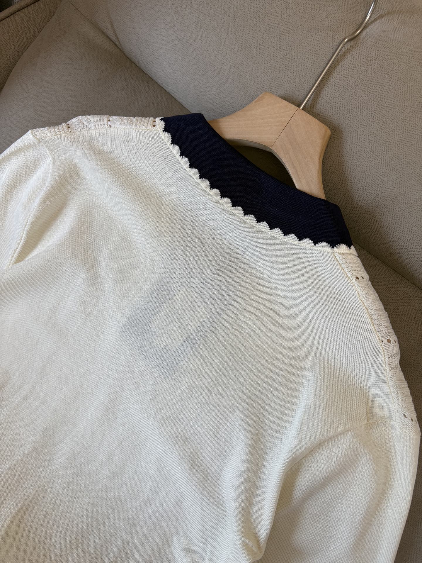 耗时王”菱形提花设计甄选超细优质纱线翻领短袖男士典藏款「耗时王」圆领奢雅工艺，触肤即高阶。• 匠心底蕴：