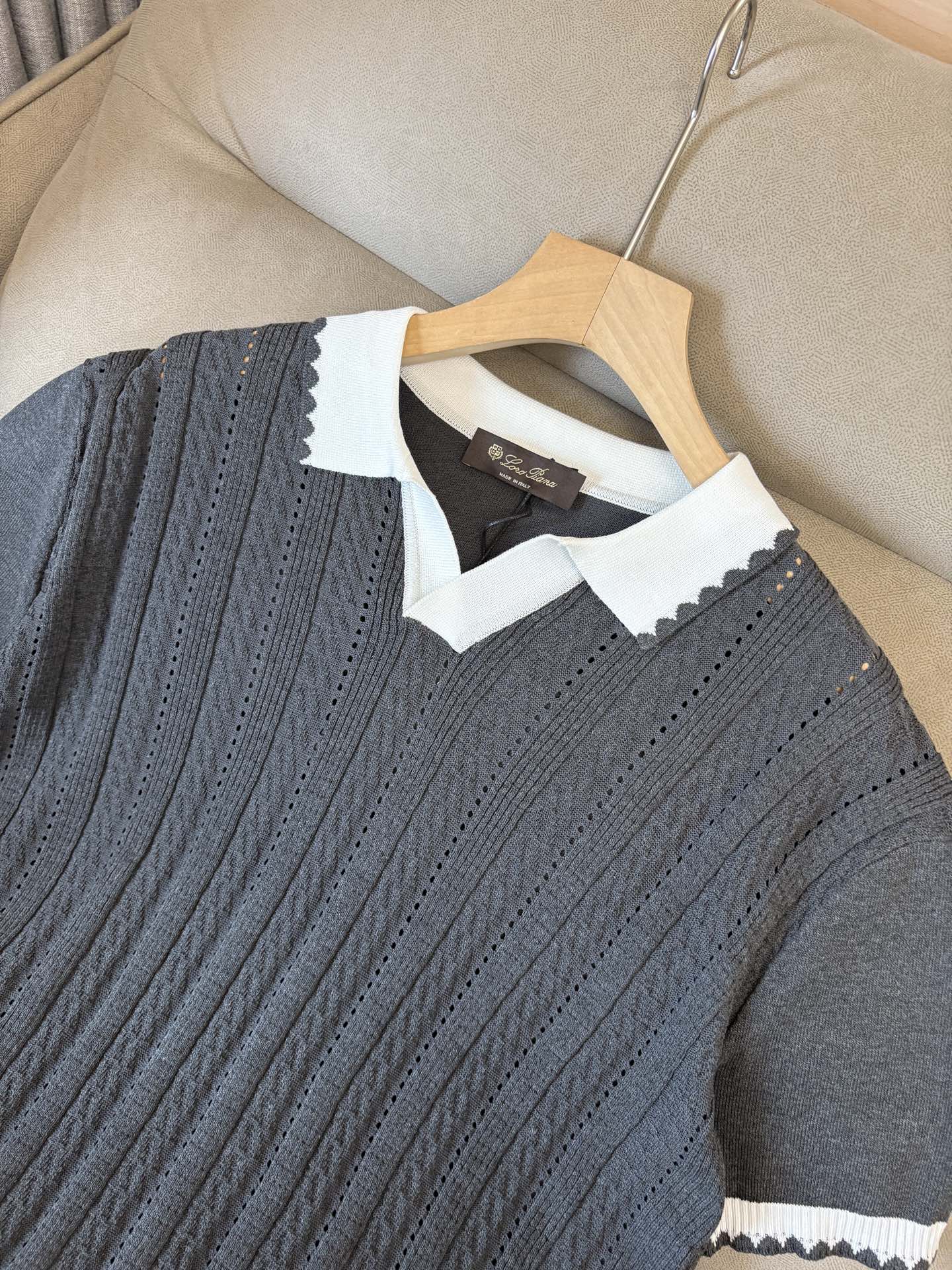 耗时王”菱形提花设计甄选超细优质纱线翻领短袖男士典藏款「耗时王」圆领奢雅工艺，触肤即高阶。• 匠心底蕴：