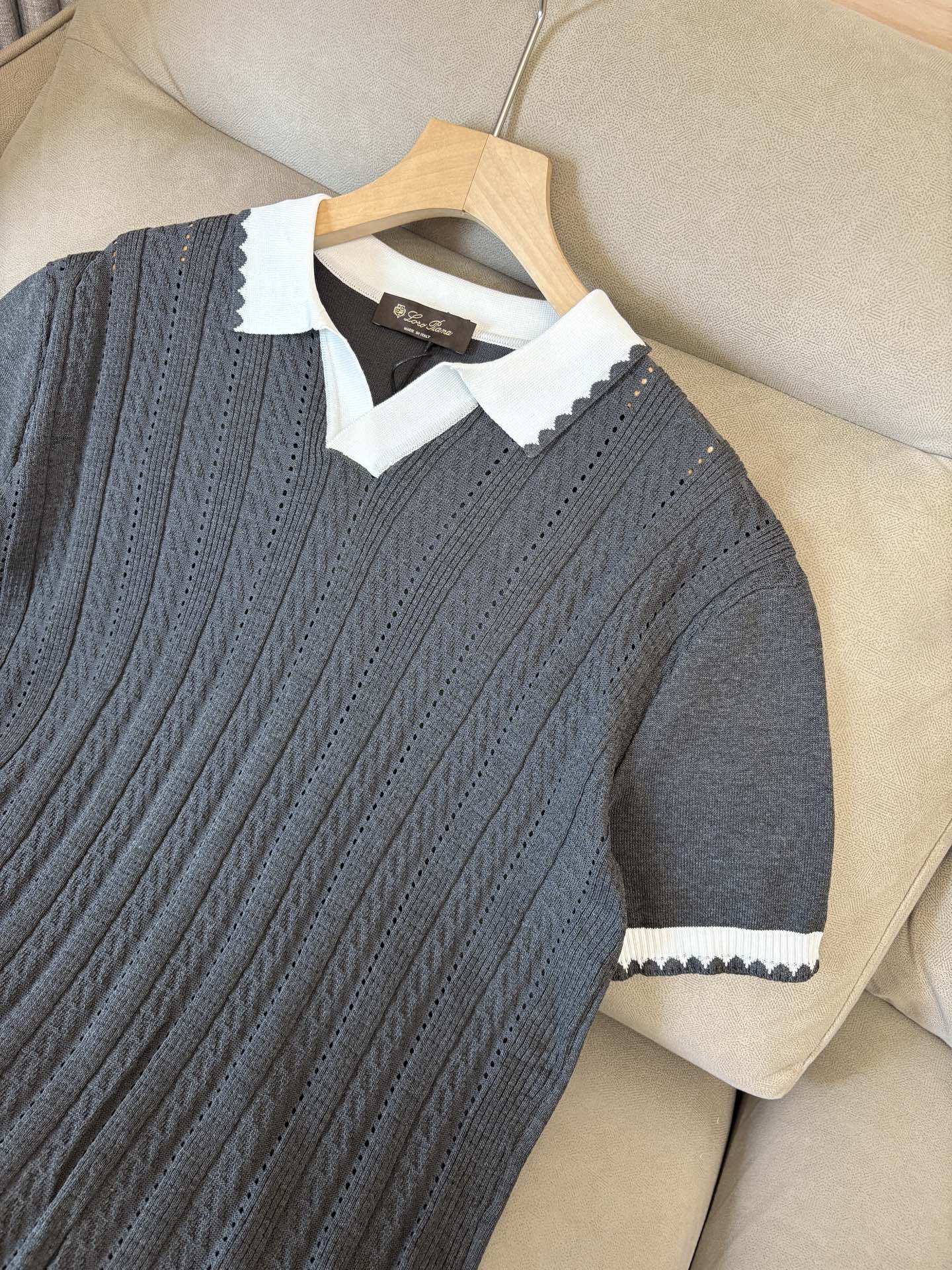 耗时王”菱形提花设计甄选超细优质纱线翻领短袖男士典藏款「耗时王」圆领奢雅工艺，触肤即高阶。• 匠心底蕴：