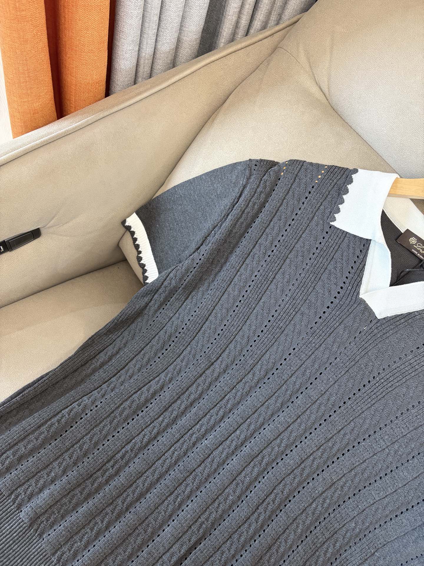 耗时王”菱形提花设计甄选超细优质纱线翻领短袖男士典藏款「耗时王」圆领奢雅工艺，触肤即高阶。• 匠心底蕴：