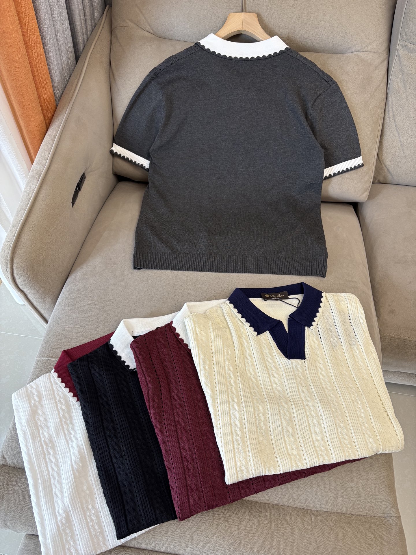 耗时王”菱形提花设计甄选超细优质纱线翻领短袖男士典藏款「耗时王」圆领奢雅工艺，触肤即高阶。• 匠心底蕴：