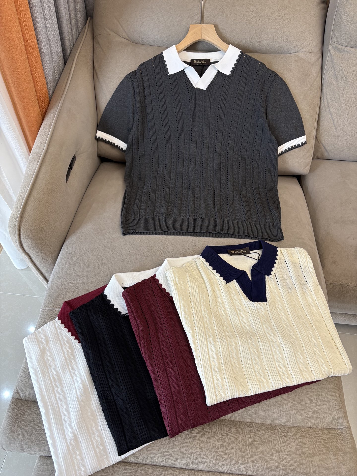 耗时王”菱形提花设计甄选超细优质纱线翻领短袖男士典藏款「耗时王」圆领奢雅工艺，触肤即高阶。• 匠心底蕴：