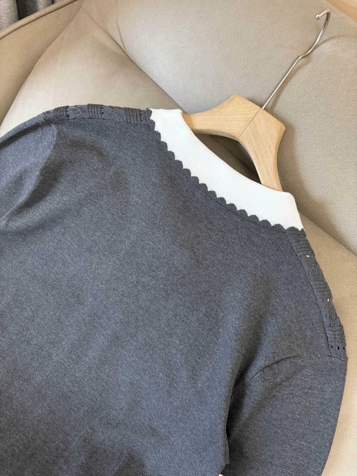 耗时王”菱形提花设计甄选超细优质纱线翻领短袖男士典藏款「耗时王」圆领奢雅工艺，触肤即高阶。• 匠心底蕴：