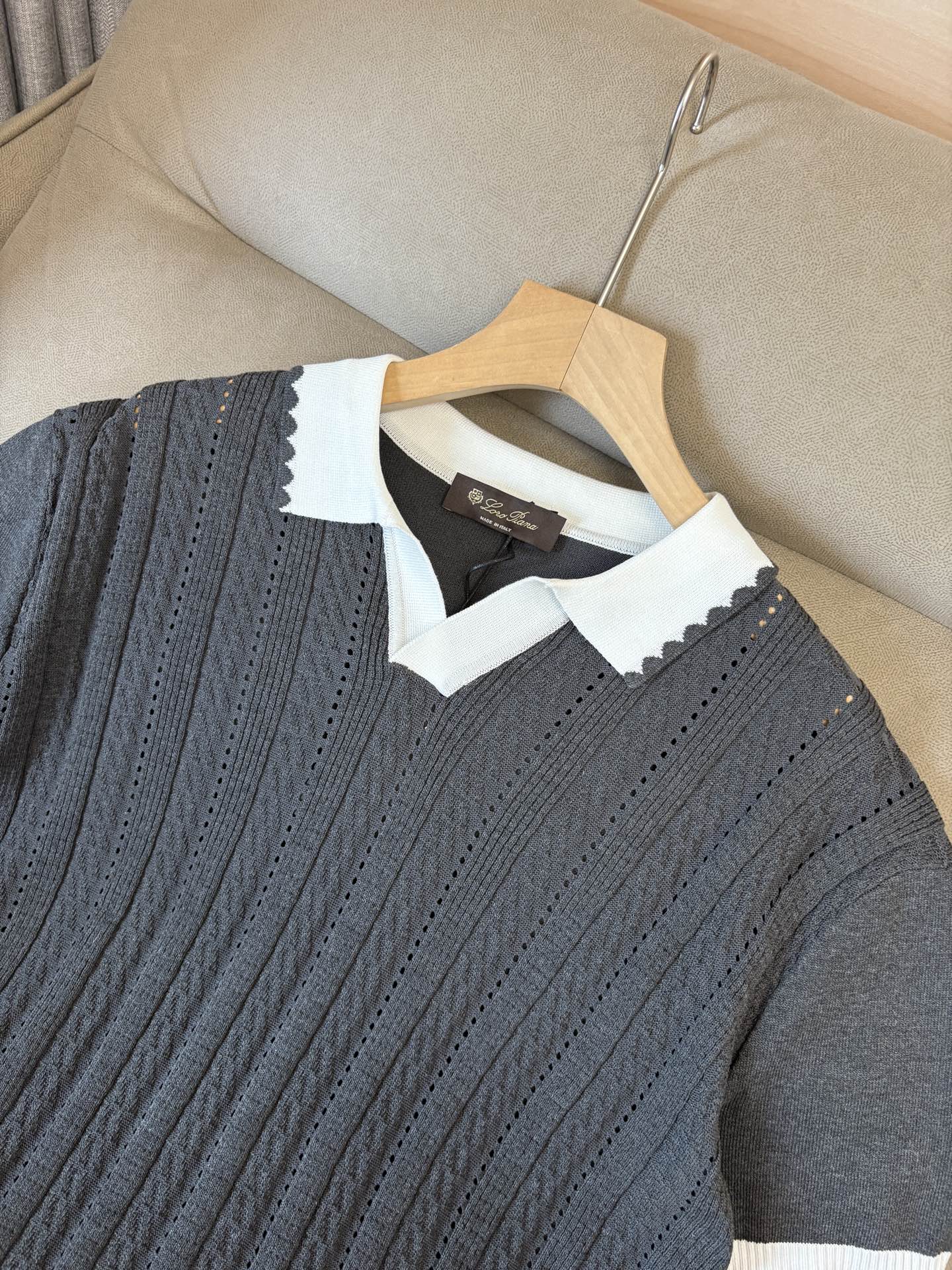 耗时王”菱形提花设计甄选超细优质纱线翻领短袖男士典藏款「耗时王」圆领奢雅工艺，触肤即高阶。• 匠心底蕴：