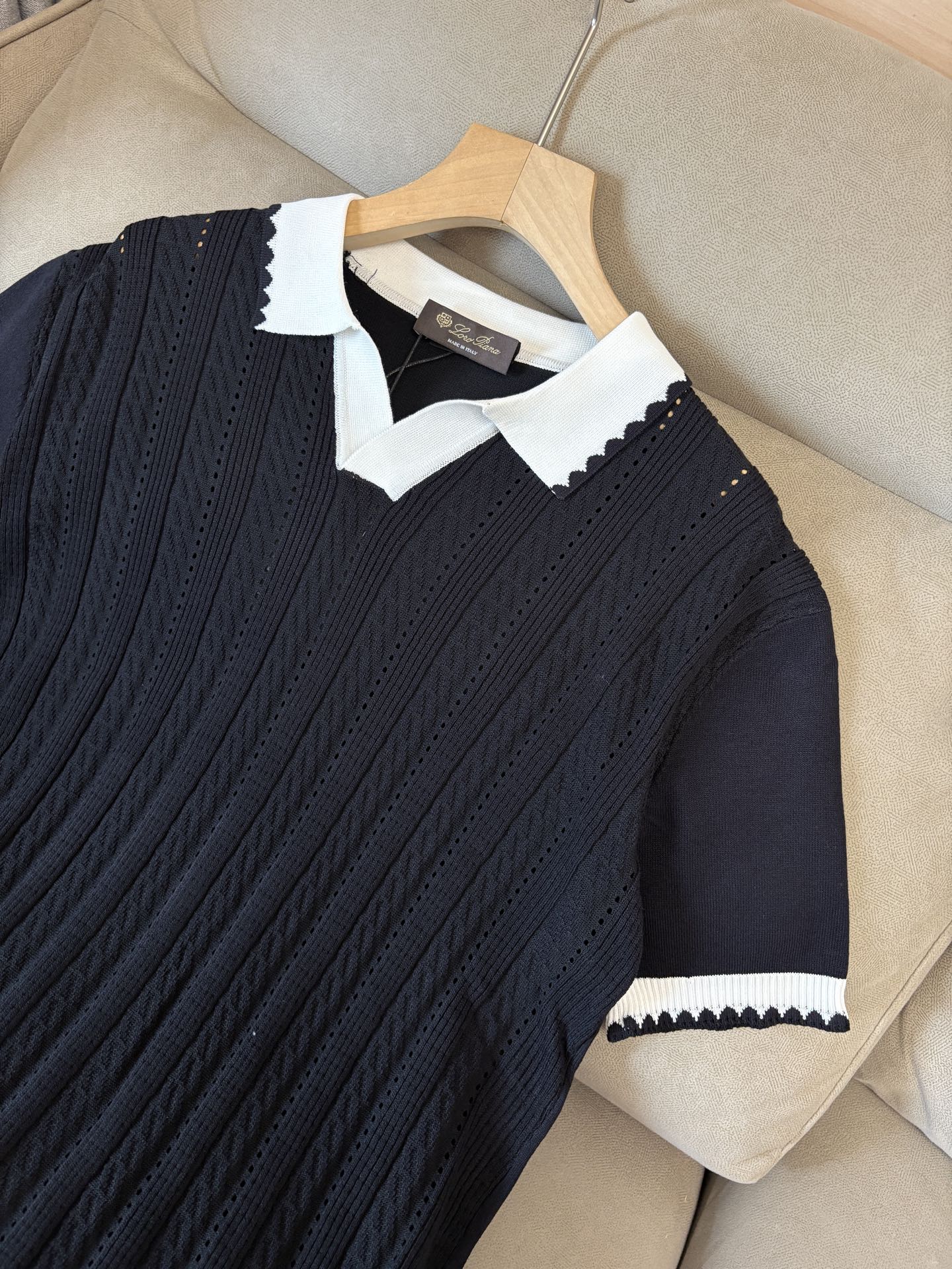 耗时王”菱形提花设计甄选超细优质纱线翻领短袖男士典藏款「耗时王」圆领奢雅工艺，触肤即高阶。• 匠心底蕴：