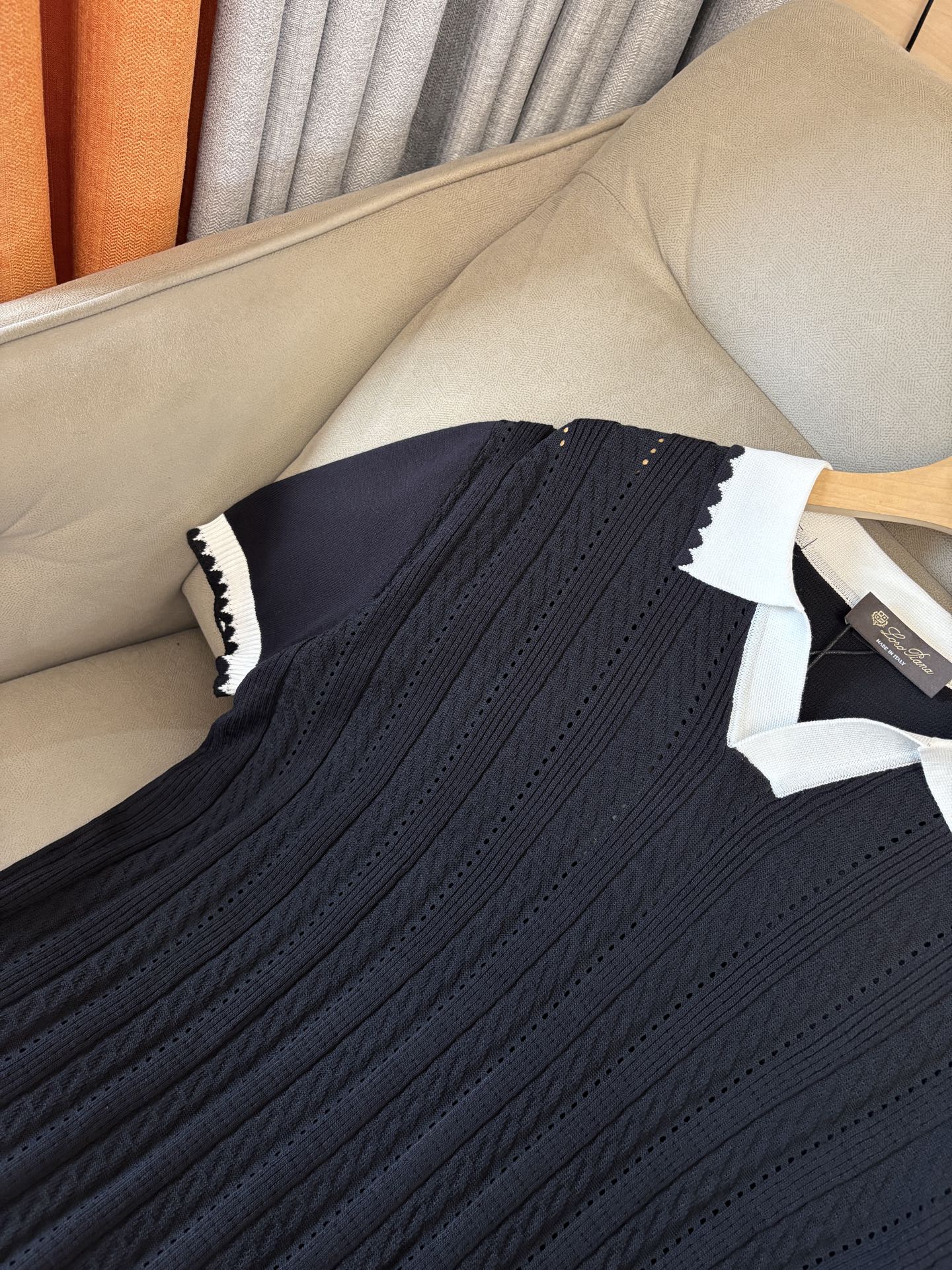 耗时王”菱形提花设计甄选超细优质纱线翻领短袖男士典藏款「耗时王」圆领奢雅工艺，触肤即高阶。• 匠心底蕴：