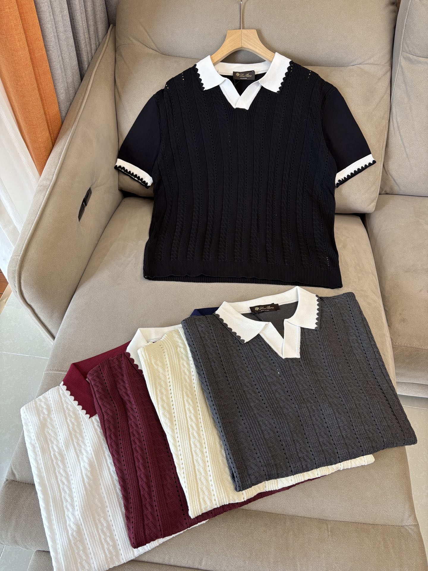 耗时王”菱形提花设计甄选超细优质纱线翻领短袖男士典藏款「耗时王」圆领奢雅工艺，触肤即高阶。• 匠心底蕴：