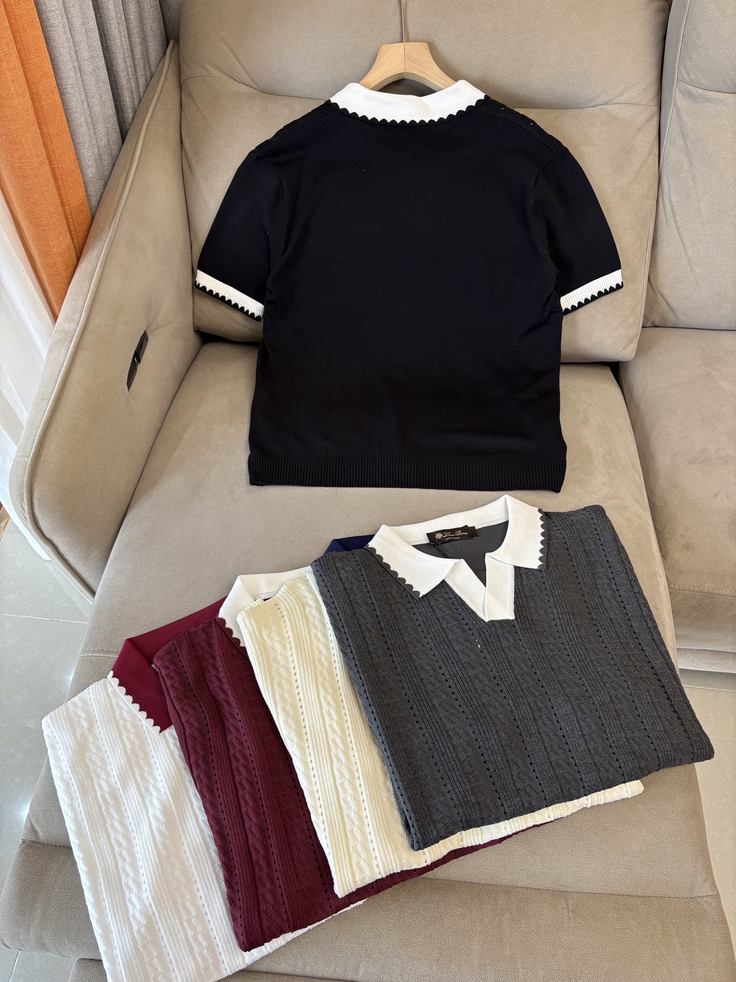 耗时王”菱形提花设计甄选超细优质纱线翻领短袖男士典藏款「耗时王」圆领奢雅工艺，触肤即高阶。• 匠心底蕴：