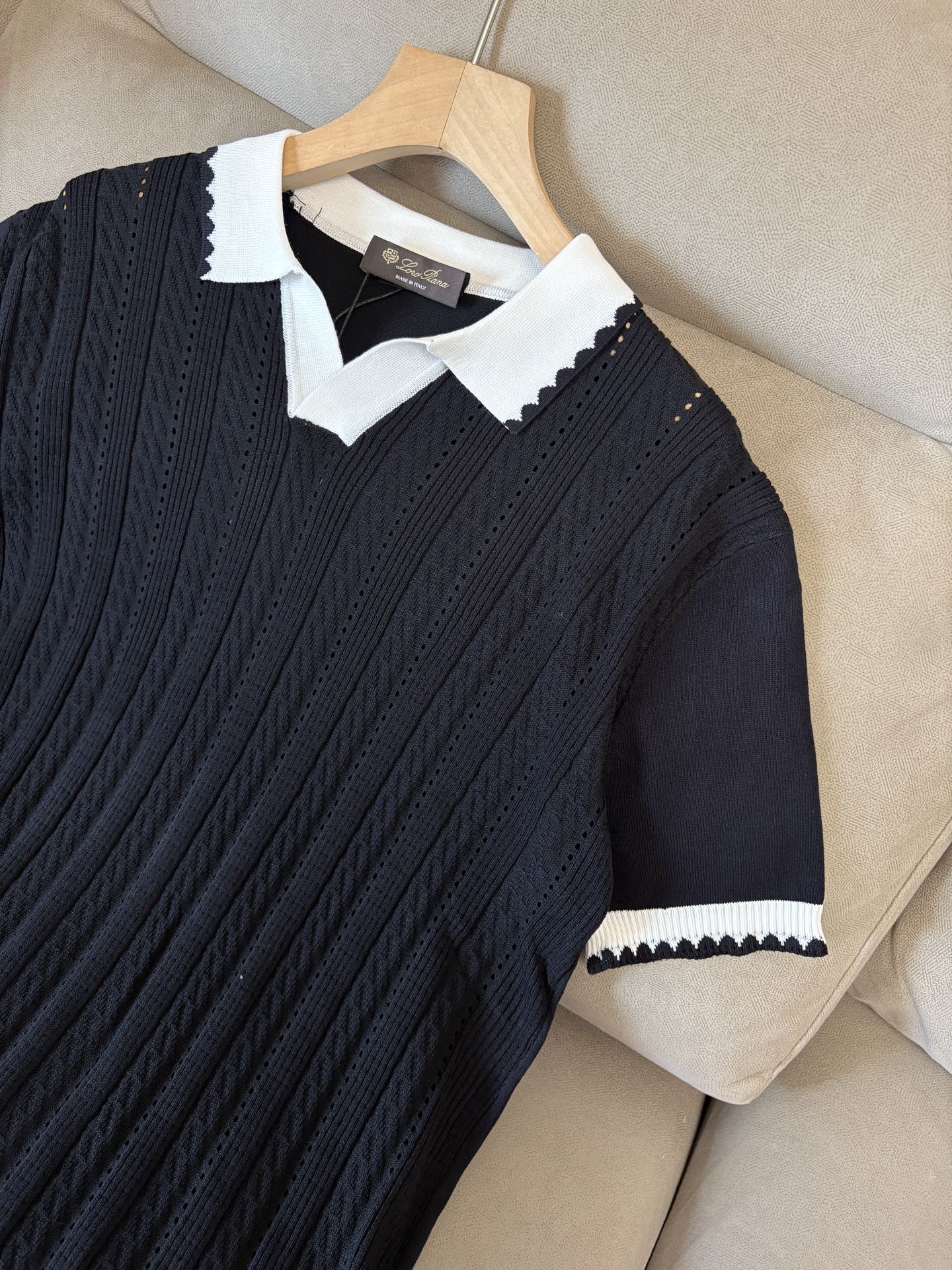 耗时王”菱形提花设计甄选超细优质纱线翻领短袖男士典藏款「耗时王」圆领奢雅工艺，触肤即高阶。• 匠心底蕴：