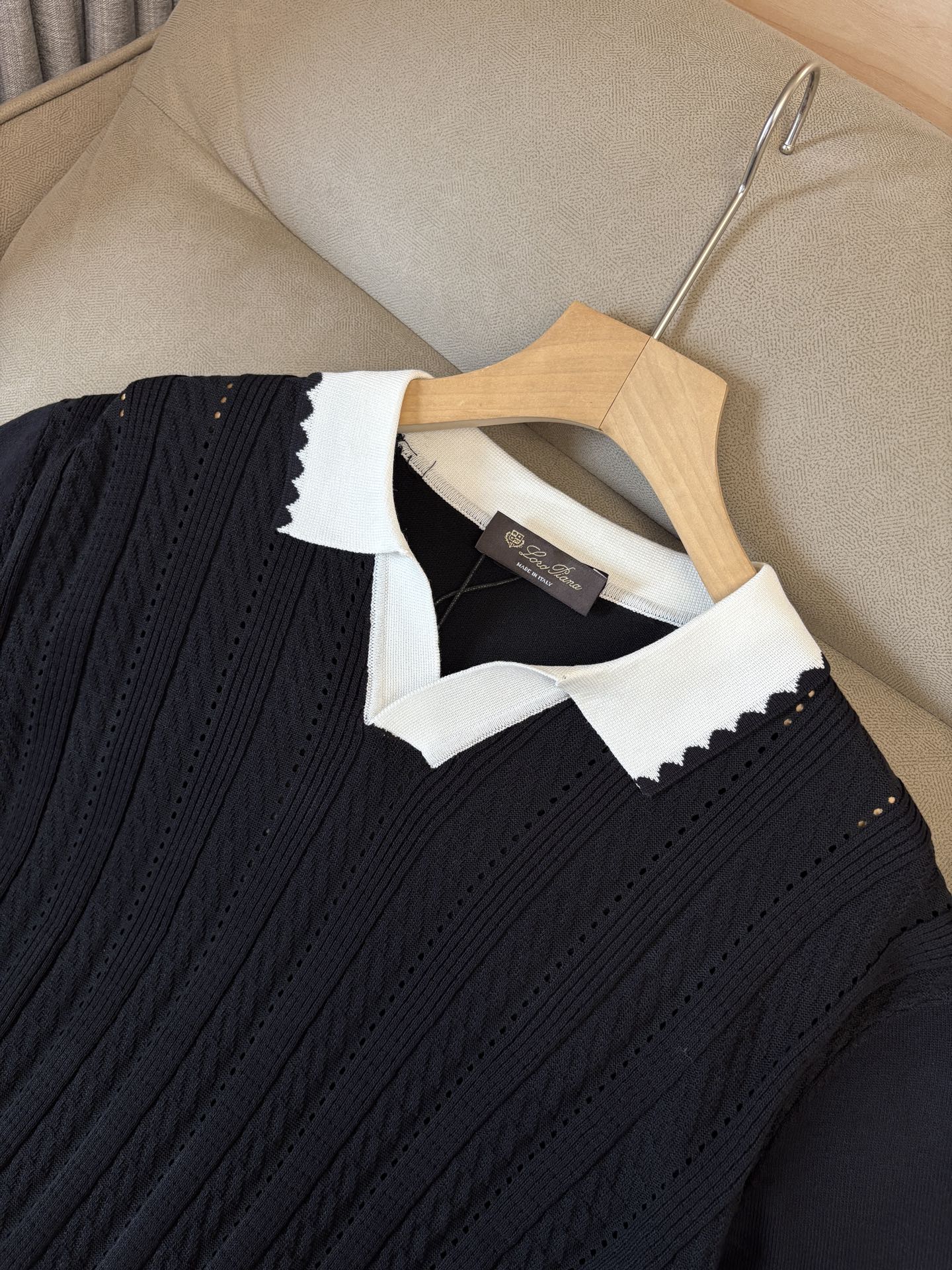 耗时王”菱形提花设计甄选超细优质纱线翻领短袖男士典藏款「耗时王」圆领奢雅工艺，触肤即高阶。• 匠心底蕴：