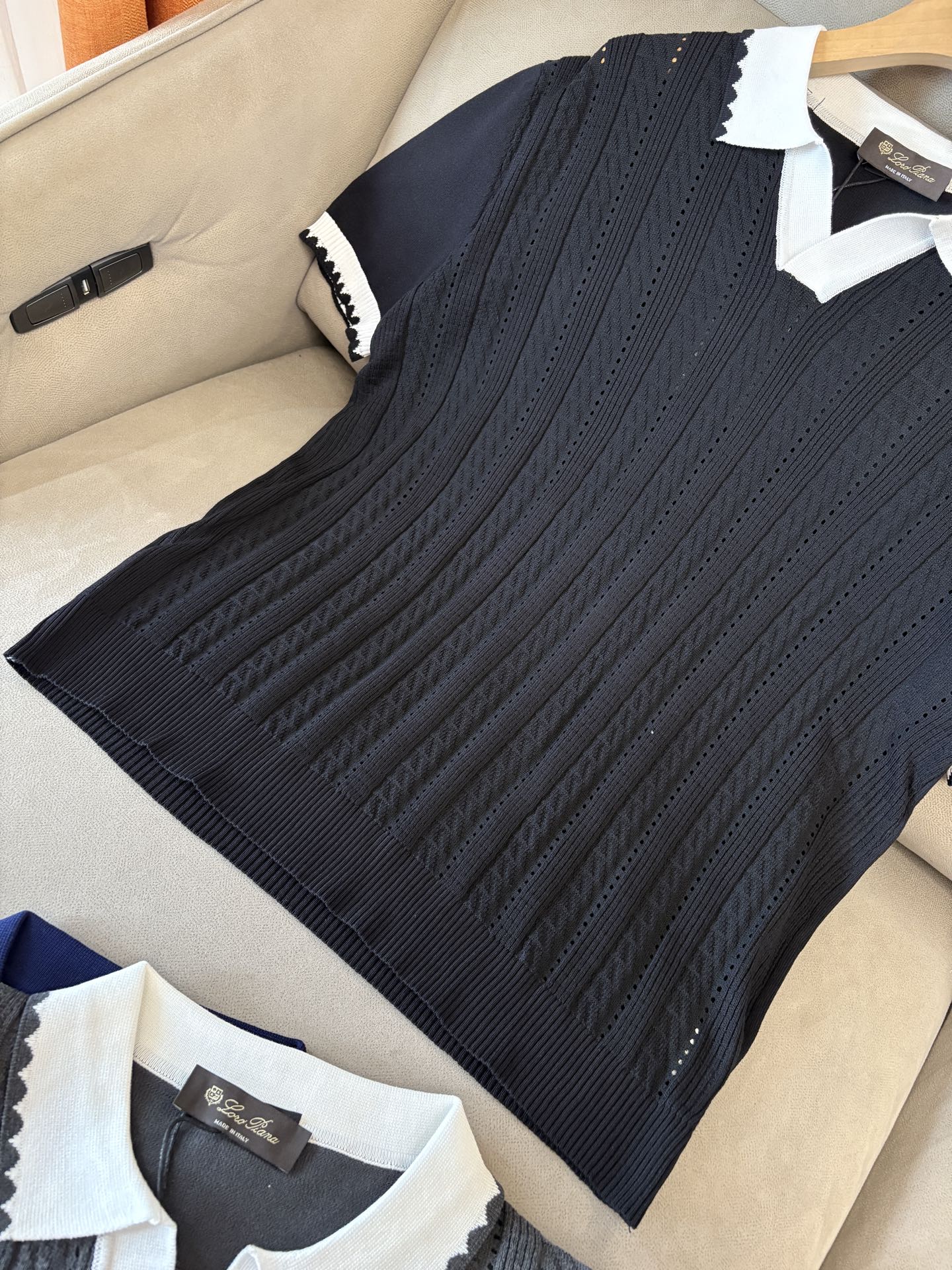 耗时王”菱形提花设计甄选超细优质纱线翻领短袖男士典藏款「耗时王」圆领奢雅工艺，触肤即高阶。• 匠心底蕴：