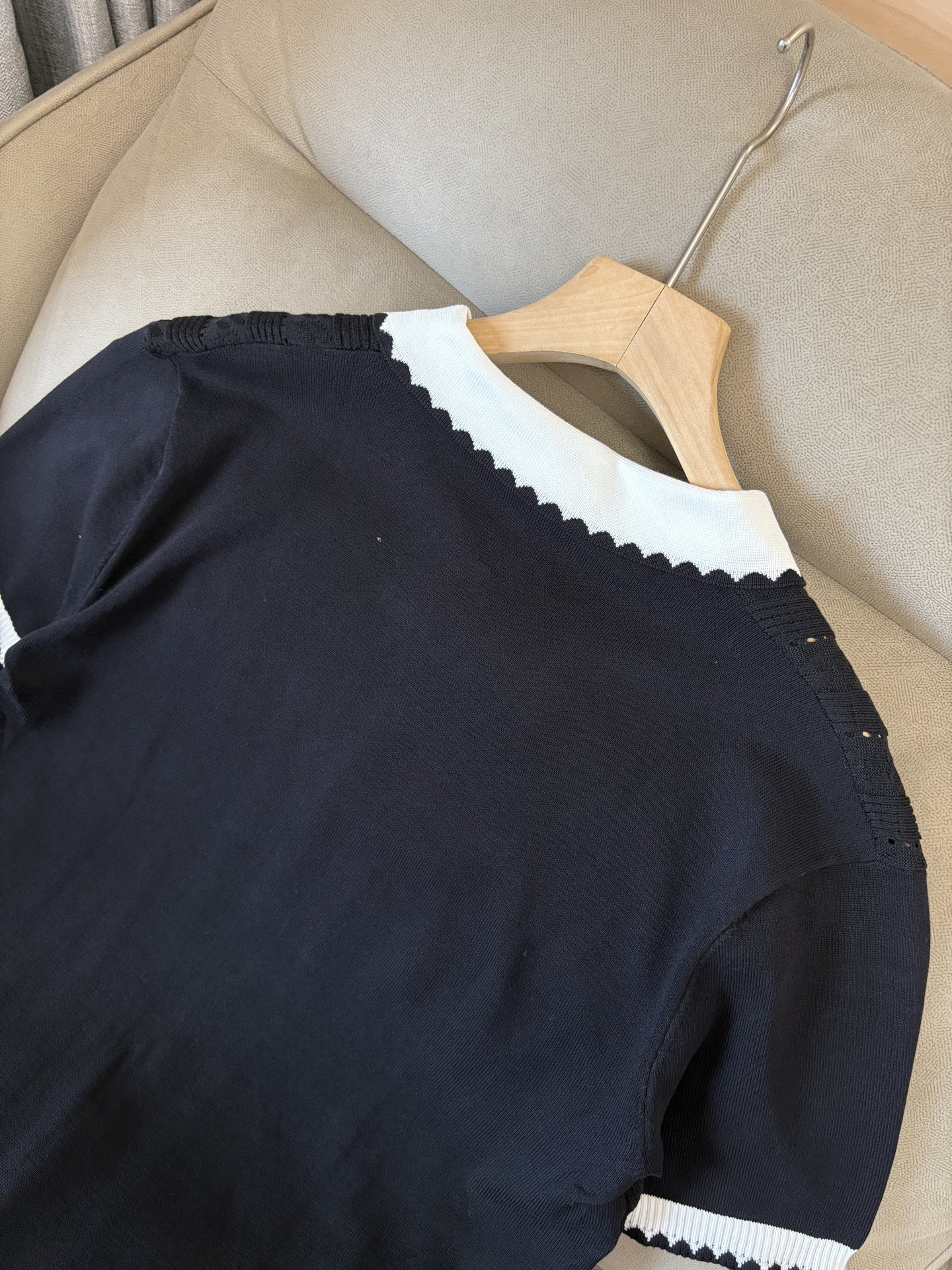 耗时王”菱形提花设计甄选超细优质纱线翻领短袖男士典藏款「耗时王」圆领奢雅工艺，触肤即高阶。• 匠心底蕴：