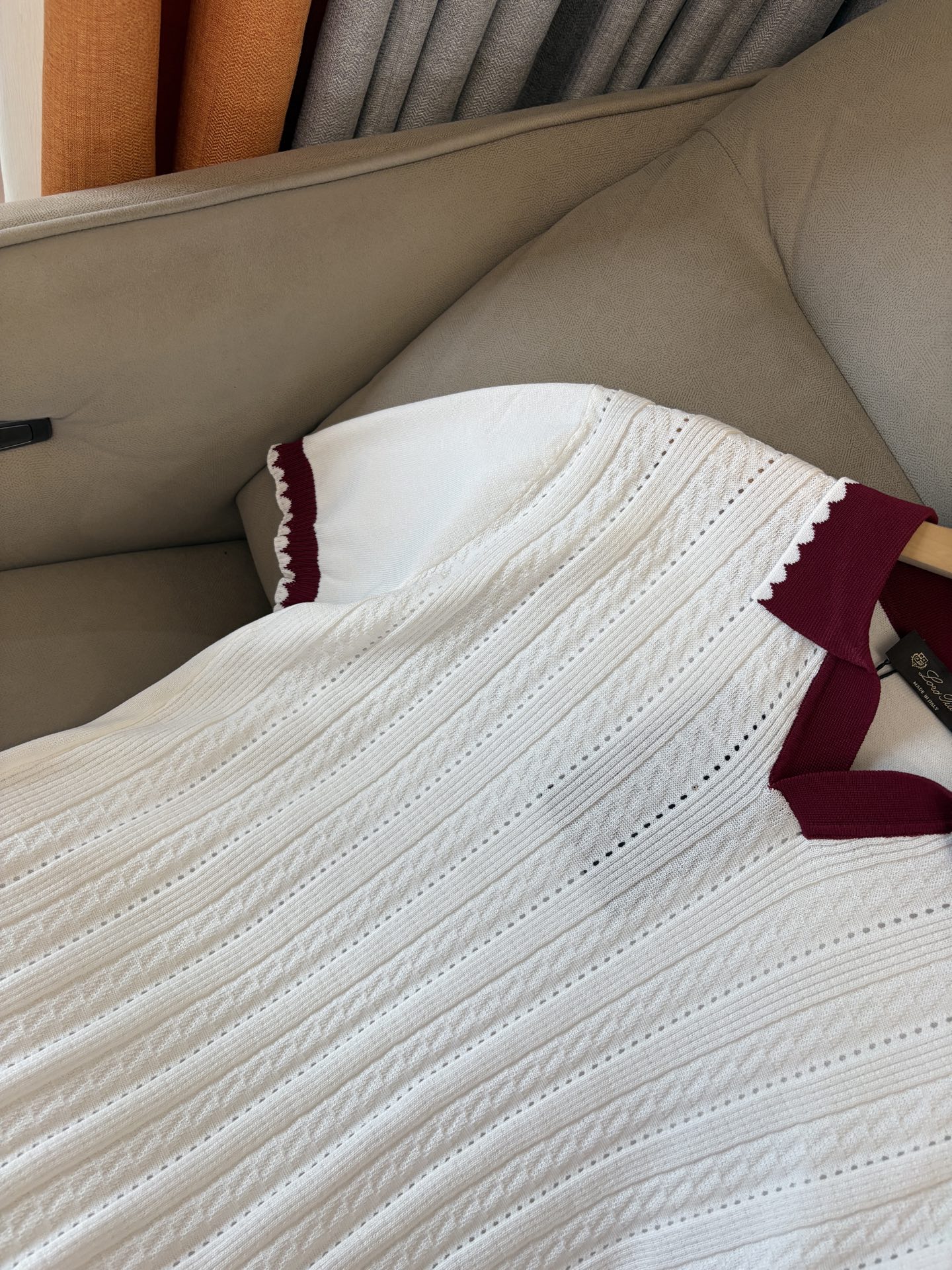 耗时王”菱形提花设计甄选超细优质纱线翻领短袖男士典藏款「耗时王」圆领奢雅工艺，触肤即高阶。• 匠心底蕴：