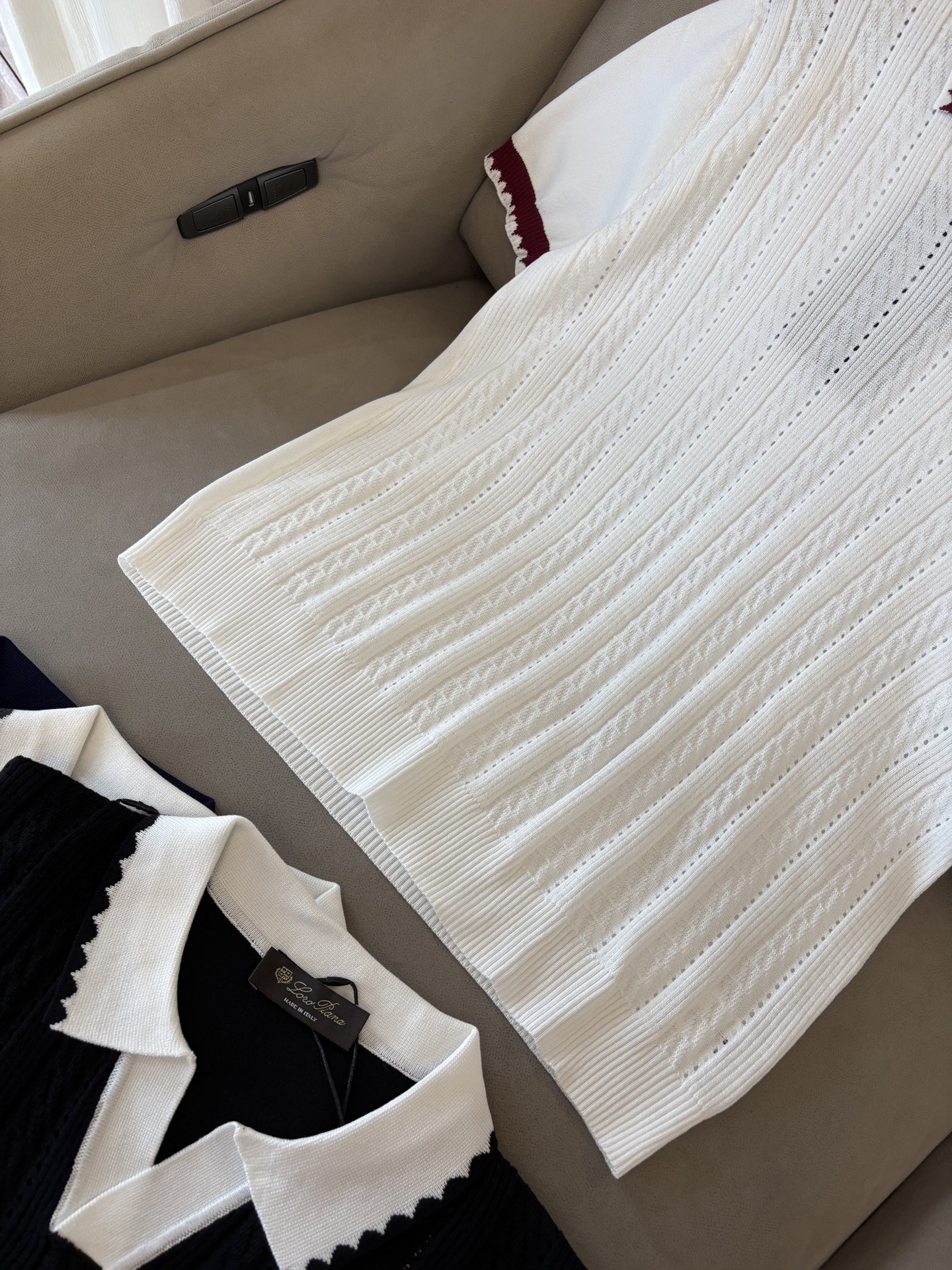 耗时王”菱形提花设计甄选超细优质纱线翻领短袖男士典藏款「耗时王」圆领奢雅工艺，触肤即高阶。• 匠心底蕴：