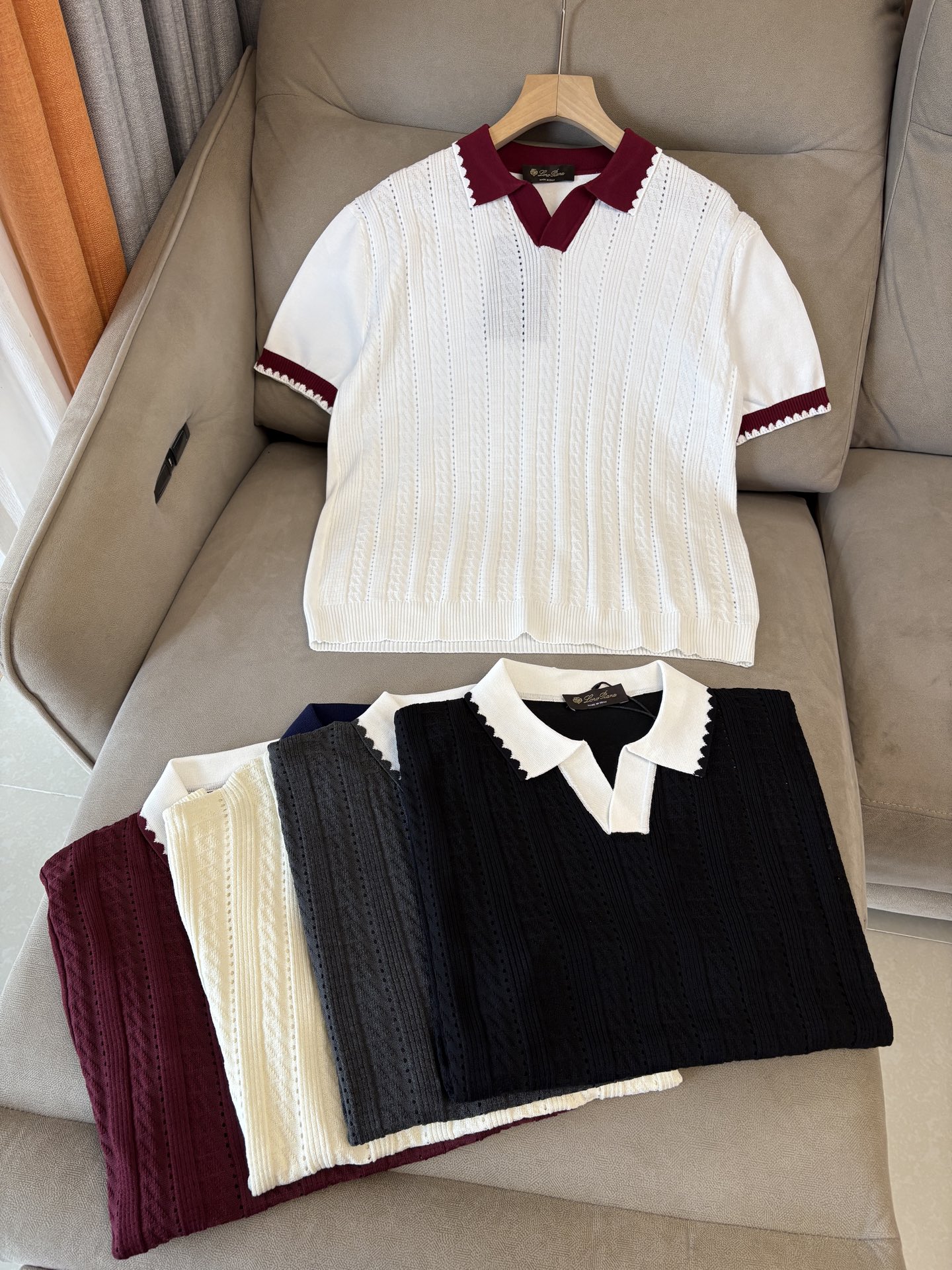 耗时王”菱形提花设计甄选超细优质纱线翻领短袖男士典藏款「耗时王」圆领奢雅工艺，触肤即高阶。• 匠心底蕴：