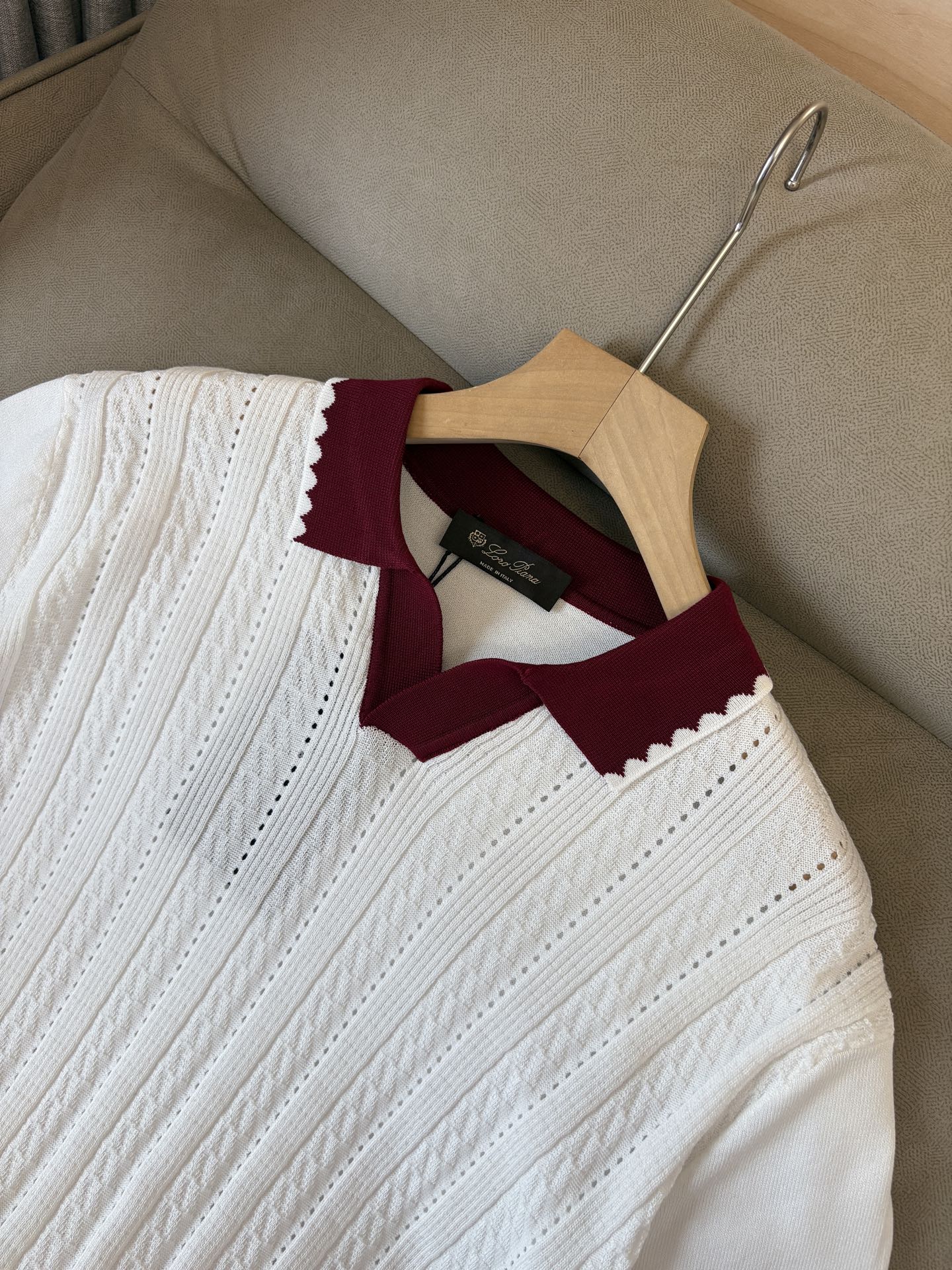 耗时王”菱形提花设计甄选超细优质纱线翻领短袖男士典藏款「耗时王」圆领奢雅工艺，触肤即高阶。• 匠心底蕴：