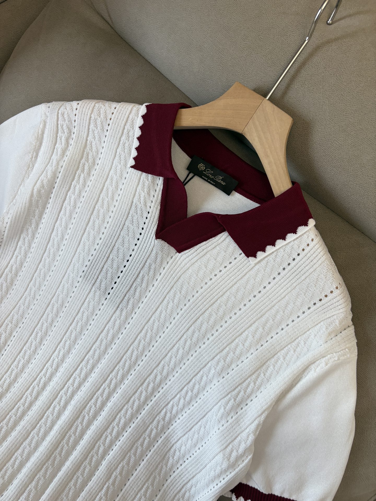 耗时王”菱形提花设计甄选超细优质纱线翻领短袖男士典藏款「耗时王」圆领奢雅工艺，触肤即高阶。• 匠心底蕴：