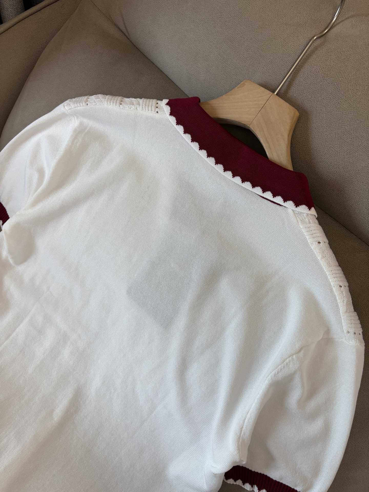 耗时王”菱形提花设计甄选超细优质纱线翻领短袖男士典藏款「耗时王」圆领奢雅工艺，触肤即高阶。• 匠心底蕴：