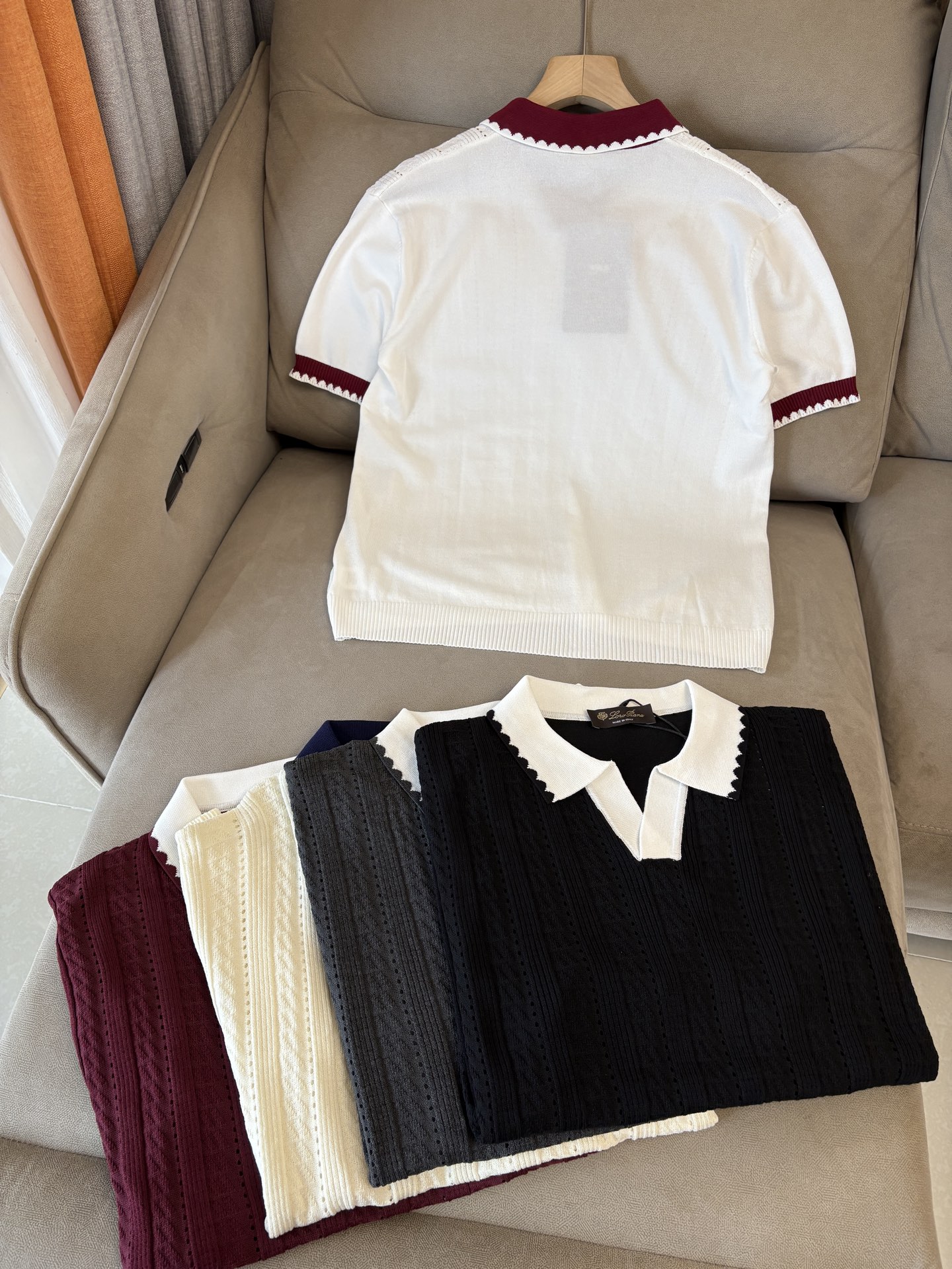 耗时王”菱形提花设计甄选超细优质纱线翻领短袖男士典藏款「耗时王」圆领奢雅工艺，触肤即高阶。• 匠心底蕴：