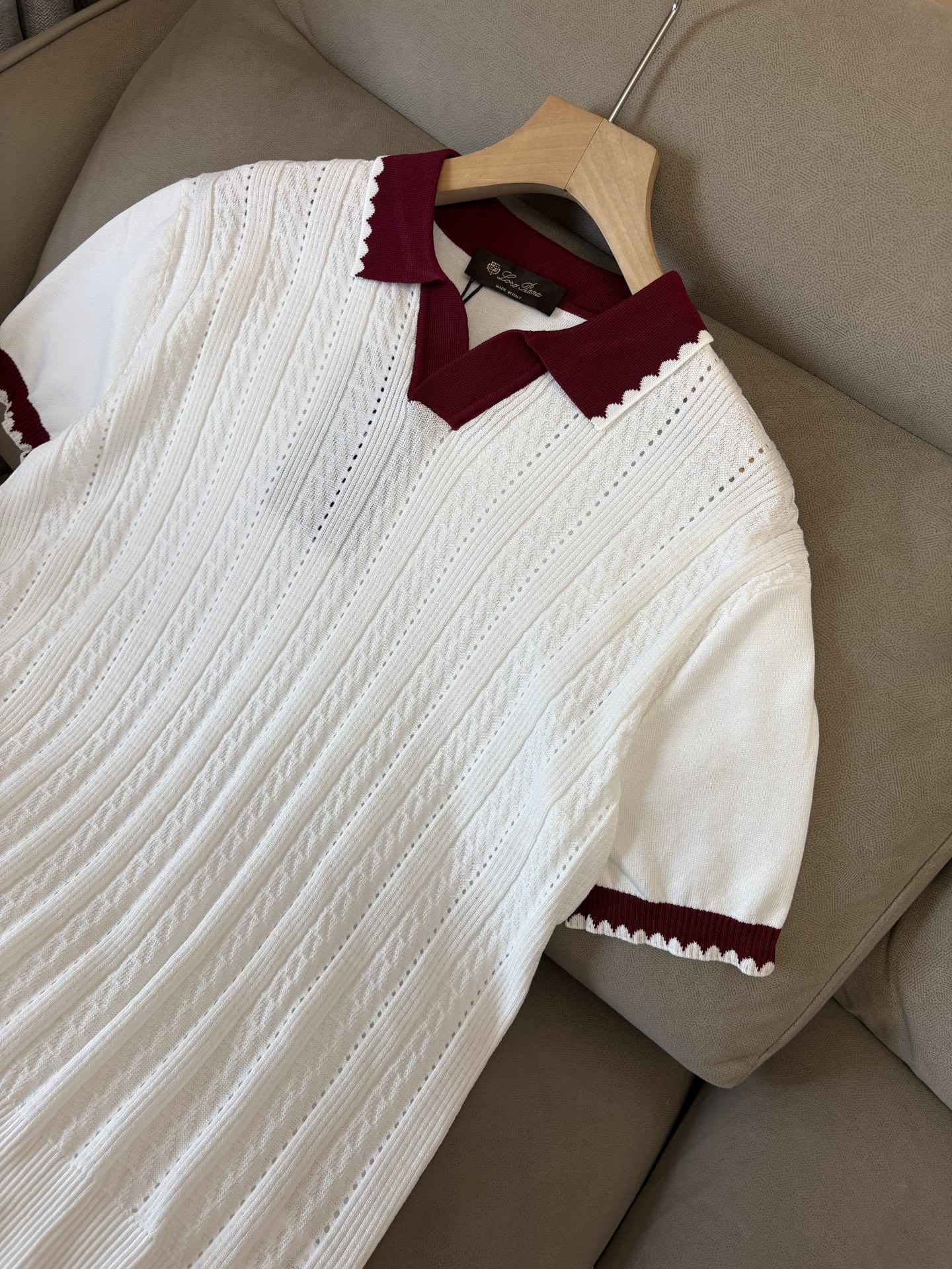 耗时王”菱形提花设计甄选超细优质纱线翻领短袖男士典藏款「耗时王」圆领奢雅工艺，触肤即高阶。• 匠心底蕴：