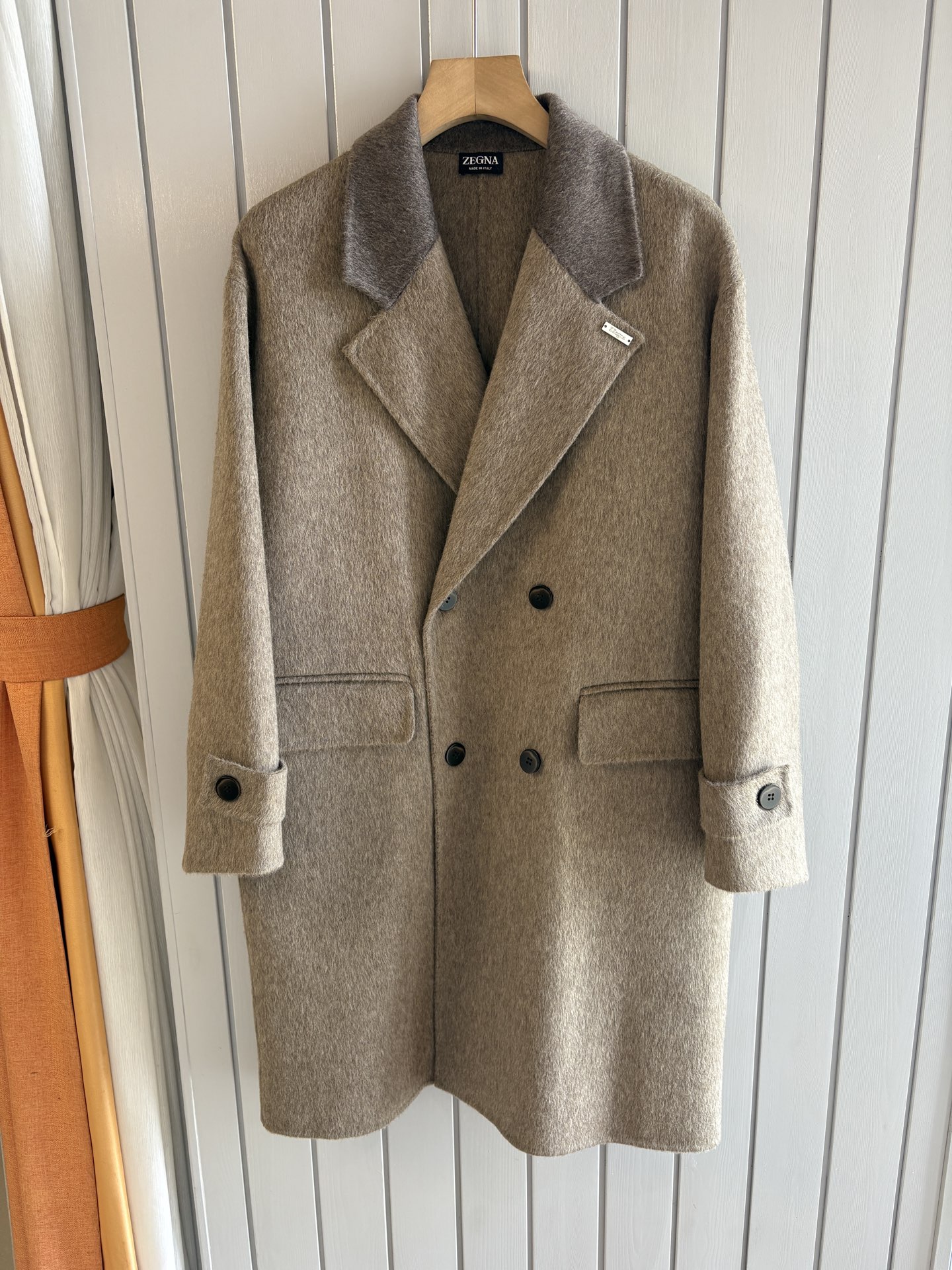 NO:685477,ZZ Jeni 25FW new autumn and winter wool coat, wool coat interprets the elegance and warmth of winter] The winter wind brings biting and chill, but it also brings fashion opportunities. When the classic herringbone pattern meets wool fabric, a unique coat emerges, adding an irresistible charm to your winter outfit.  With the herringbone texture as the design highlight, the unique pattern seems to tell the story of the years, adding a retro and literary atmosphere to the overall look. Its style is simple yet grand, and the smooth lines outline an elegant outline. Whether it is worn open to show casualness, or buttoned up to create a neat look, it can easily control various styles.  What’s even more surprising is that this coat can be worn with a stand-up collar. The stand-up collar design can not only provide warm protection for your neck in the cold wind, but also instantly enhance your aura and make you stand out from the crowd. When the cold wind blows, stand the collar high, as if you are building a warm barrier for yourself, while still maintaining a sense of fashion.  The choice of fabric is the essence of this coat. The blend of wool and cashmere combines the stiffness of wool with the softness of cashmere. Wool gives the coat good support and warmth, making it able to withstand the severe cold of winter; while the addition of cashmere makes the coat more delicate and skin-friendly to the touch, as if it is wrapped in a layer of soft clouds. This blended fabric is not only comfortable to wear, but also has a high-quality texture, showing a high-quality style.  In terms of color, we have carefully blended two classic tones, dark gray and light coffee. Dark gray is calm and restrained, suitable for you who pursue low-key luxury; light coffee is warm and soft, adding a warm color to winter. No matter what style lover you are, you can find your favorite choice in these two colors. Size M-3XL,,zegna,19860909ZZ杰尼25FW秋冬新款羊毛大衣,羊毛大衣演绎冬日的优雅与温暖】冬日的风,带着凛冽与寒意,却也吹来了时尚的契机.当经典的人字纹邂逅羊毛面料,一件别具一格的大衣应运而生,为你的冬日穿搭增添一抹难以抗拒的魅力. 以人字纹理为设计亮点,独特的纹路仿佛在诉说着岁月的故事,为整体造型增添了复古与文艺的气息.它的款式外形简约而不失大气,流畅的线条勾勒出优雅的轮廓,无论是敞开穿展现随性,还是系上扣子塑造利落感,都能轻松驾驭各种风格. 更令人惊喜的是,这款大衣可以实现立领的穿搭方式.立领的设计不仅能在寒风中为你的脖颈提供温暖的守护,还能瞬间提升气场,让你在人群中脱颖而出.当寒风乍起,将领子高高立起,仿佛为自己筑起一道温暖的屏障,同时又不失时尚感. 而面料的选择,更是这款大衣的精髓所在.羊毛与山羊绒的混纺,兼具了羊毛的挺括与山羊绒的柔软.羊毛赋予了大衣良好的支撑性和保暖性,使其能够抵御冬日的严寒；而山羊绒的加入,则让大衣在触感上更加细腻亲肤,仿佛被一层轻柔的云朵包裹.这种混纺面料不仅穿着舒适,而且质感上乘,彰显出高品质的格调. 在色彩上,我们精心调配了深灰与浅咖两种经典色调.深灰,沉稳内敛,适合追求低调奢华的你；浅咖,温暖柔和,为冬日增添一抹温馨的色彩.无论你是哪种风格爱好者,都能在这两款颜色中找到属于自己的心仪之选. 码数M-3XL,,zegna,,Men's clothing