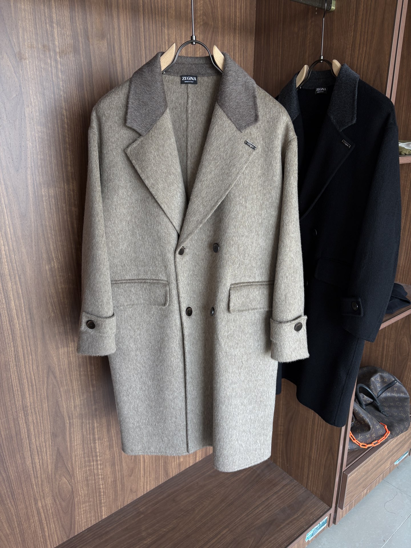 NO:652696,Jeni 25FW new autumn and winter wool coat, wool coat interprets the elegance and warmth of winter] The winter wind brings biting and chill, but it also brings fashion opportunities. When the classic herringbone pattern meets wool fabric, a unique coat emerges, adding an irresistible charm to your winter outfit.  With the herringbone texture as the design highlight, the unique pattern seems to tell the story of the years, adding a retro and literary atmosphere to the overall look. Its style is simple yet grand, and the smooth lines outline an elegant outline. Whether it is worn open to show casualness, or buttoned up to create a neat look, it can easily control various styles.  What’s even more surprising is that this coat can be worn with a stand-up collar. The stand-up collar design can not only provide warm protection for your neck in the cold wind, but also instantly enhance your aura and make you stand out from the crowd. When the cold wind blows, stand the collar high, as if you are building a warm barrier for yourself, while still maintaining a sense of fashion.  The choice of fabric is the essence of this coat. The blend of wool and cashmere combines the stiffness of wool with the softness of cashmere. Wool gives the coat good support and warmth, making it able to withstand the severe cold of winter; while the addition of cashmere makes the coat more delicate and skin-friendly to the touch, as if it is wrapped in a layer of soft clouds. This blended fabric is not only comfortable to wear, but also has a high-quality texture, showing a high-quality style.  In terms of color, we have carefully blended two classic tones, dark gray and light coffee. Dark gray is calm and restrained, suitable for you who pursue low-key luxury; light coffee is warm and soft, adding a warm color to winter. No matter what style lover you are, you can find your favorite choice in these two colors. Size M-3XL, zegna, alexander wang19860909杰尼25FW秋冬新款羊毛大衣,羊毛大衣演绎冬日的优雅与温暖】冬日的风,带着凛冽与寒意,却也吹来了时尚的契机.当经典的人字纹邂逅羊毛面料,一件别具一格的大衣应运而生,为你的冬日穿搭增添一抹难以抗拒的魅力. 以人字纹理为设计亮点,独特的纹路仿佛在诉说着岁月的故事,为整体造型增添了复古与文艺的气息.它的款式外形简约而不失大气,流畅的线条勾勒出优雅的轮廓,无论是敞开穿展现随性,还是系上扣子塑造利落感,都能轻松驾驭各种风格. 更令人惊喜的是,这款大衣可以实现立领的穿搭方式.立领的设计不仅能在寒风中为你的脖颈提供温暖的守护,还能瞬间提升气场,让你在人群中脱颖而出.当寒风乍起,将领子高高立起,仿佛为自己筑起一道温暖的屏障,同时又不失时尚感. 而面料的选择,更是这款大衣的精髓所在.羊毛与山羊绒的混纺,兼具了羊毛的挺括与山羊绒的柔软.羊毛赋予了大衣良好的支撑性和保暖性,使其能够抵御冬日的严寒；而山羊绒的加入,则让大衣在触感上更加细腻亲肤,仿佛被一层轻柔的云朵包裹.这种混纺面料不仅穿着舒适,而且质感上乘,彰显出高品质的格调. 在色彩上,我们精心调配了深灰与浅咖两种经典色调.深灰,沉稳内敛,适合追求低调奢华的你；浅咖,温暖柔和,为冬日增添一抹温馨的色彩.无论你是哪种风格爱好者,都能在这两款颜色中找到属于自己的心仪之选. 码数M-3XL,,zegna,alexander wang,Men's clothing